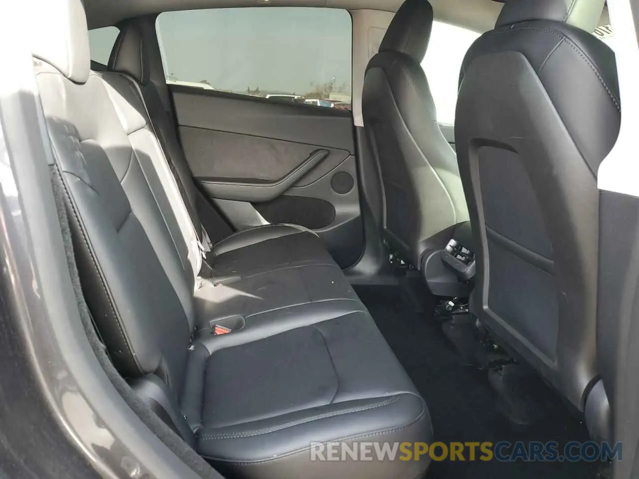 10 Photograph of a damaged car 7SAYGDED5RF105278 TESLA MODEL Y 2024