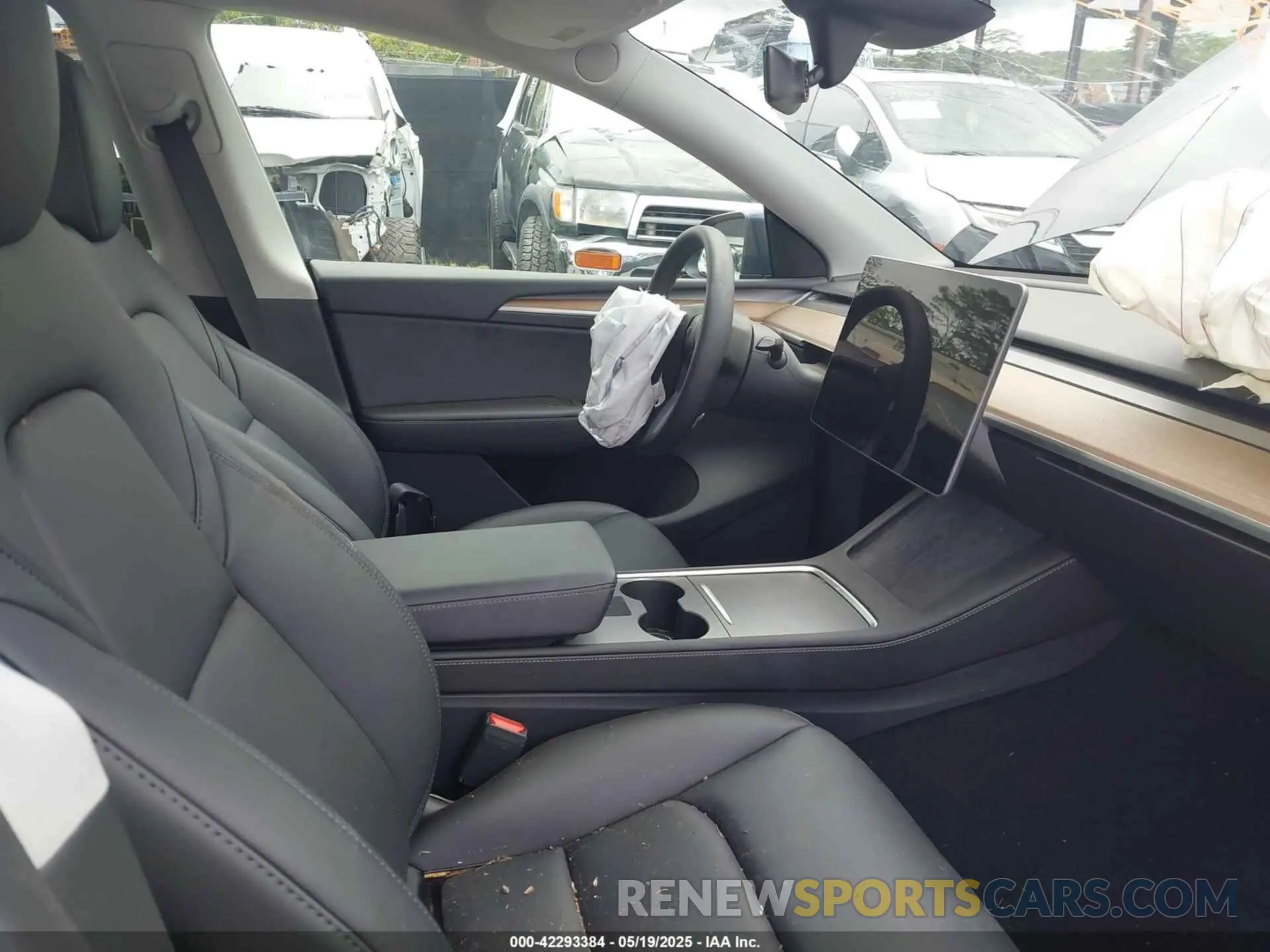 4 Photograph of a damaged car 7SAYGDED5RF111338 TESLA MODEL Y 2024