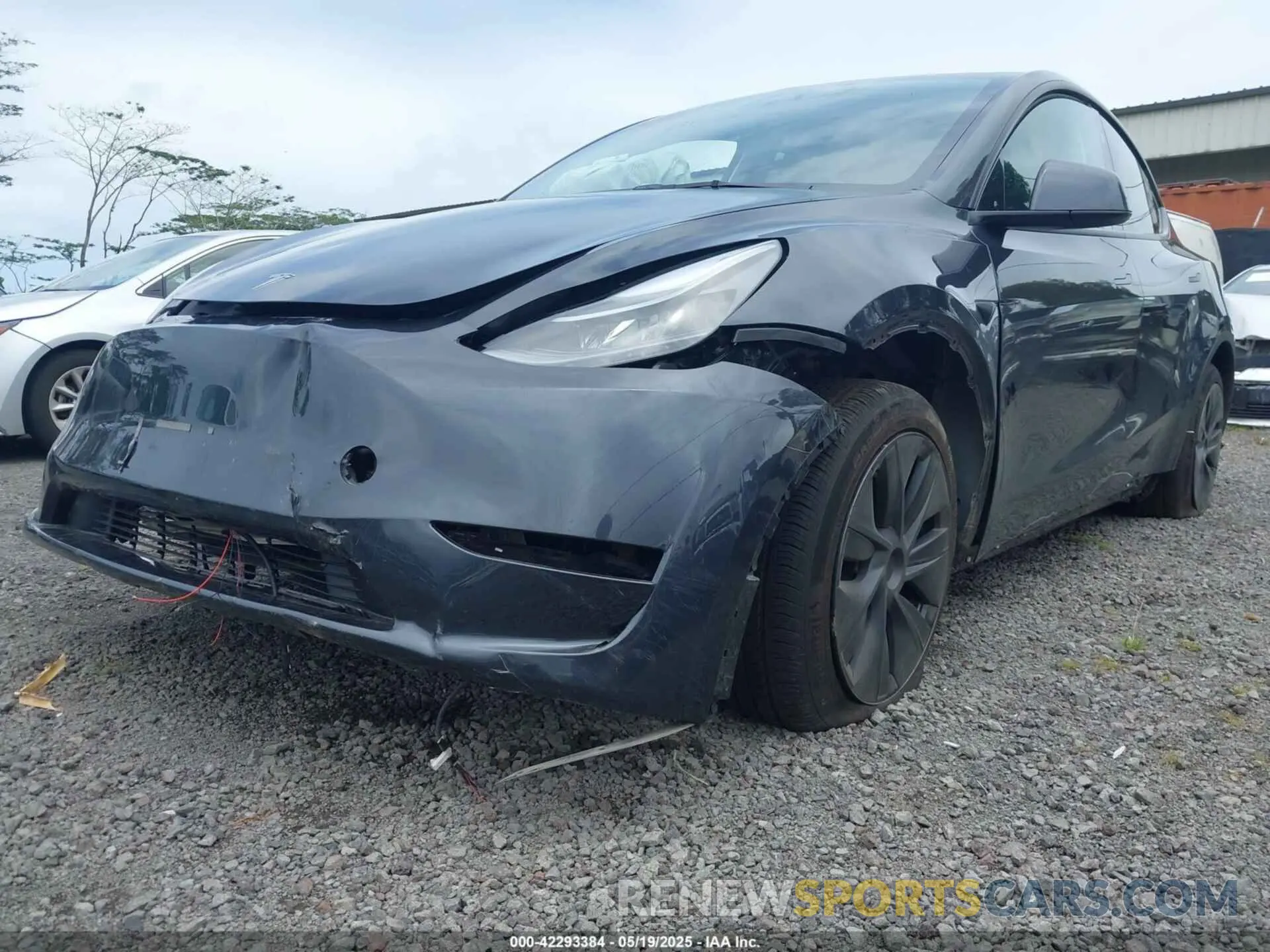 5 Photograph of a damaged car 7SAYGDED5RF111338 TESLA MODEL Y 2024