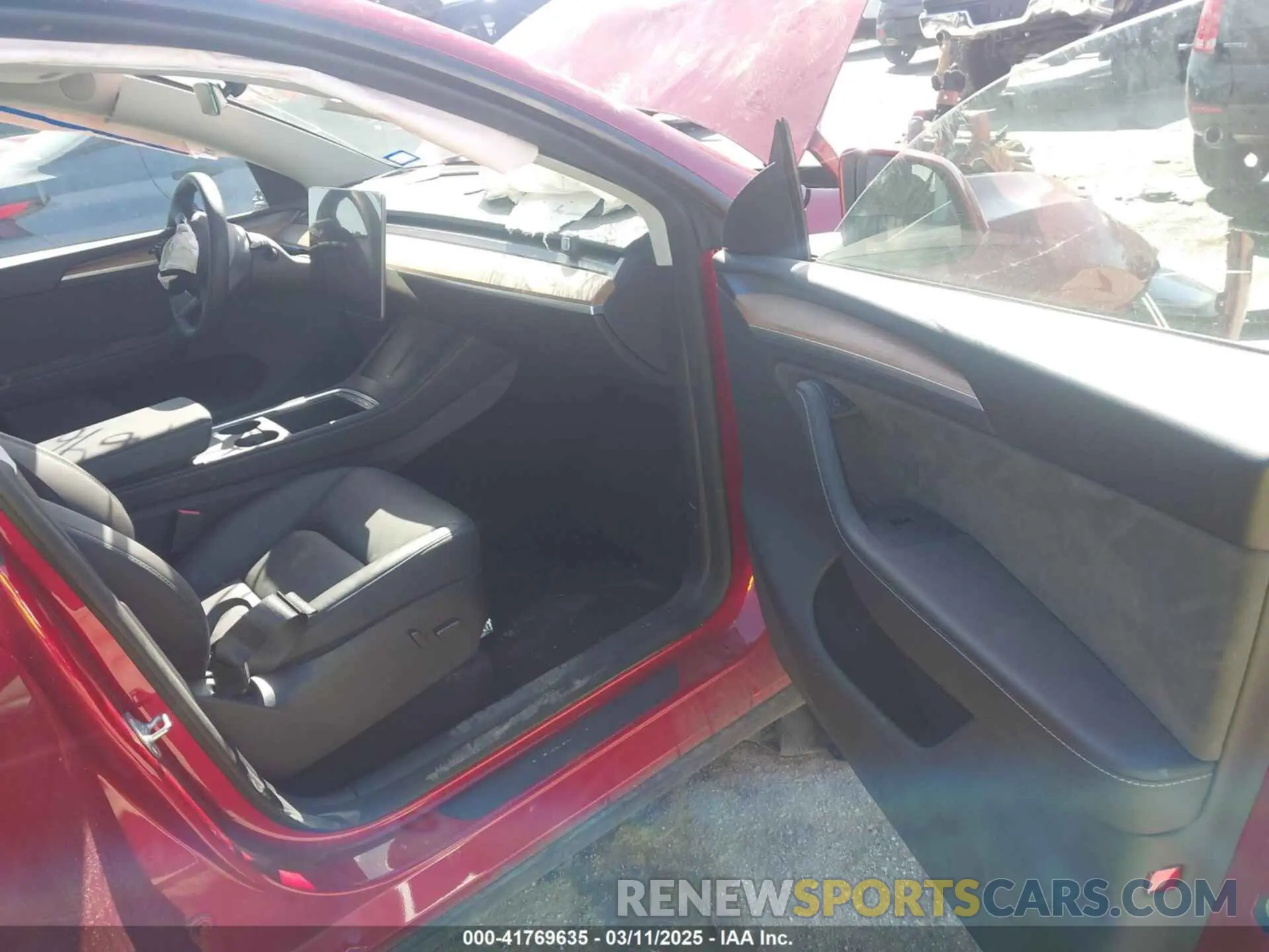 5 Photograph of a damaged car 7SAYGDED6RA300819 TESLA MODEL Y 2024