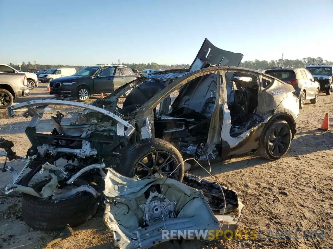 1 Фотография поврежденного автомобиля 7SAYGDED6RA324943 TESLA MODEL Y 2024