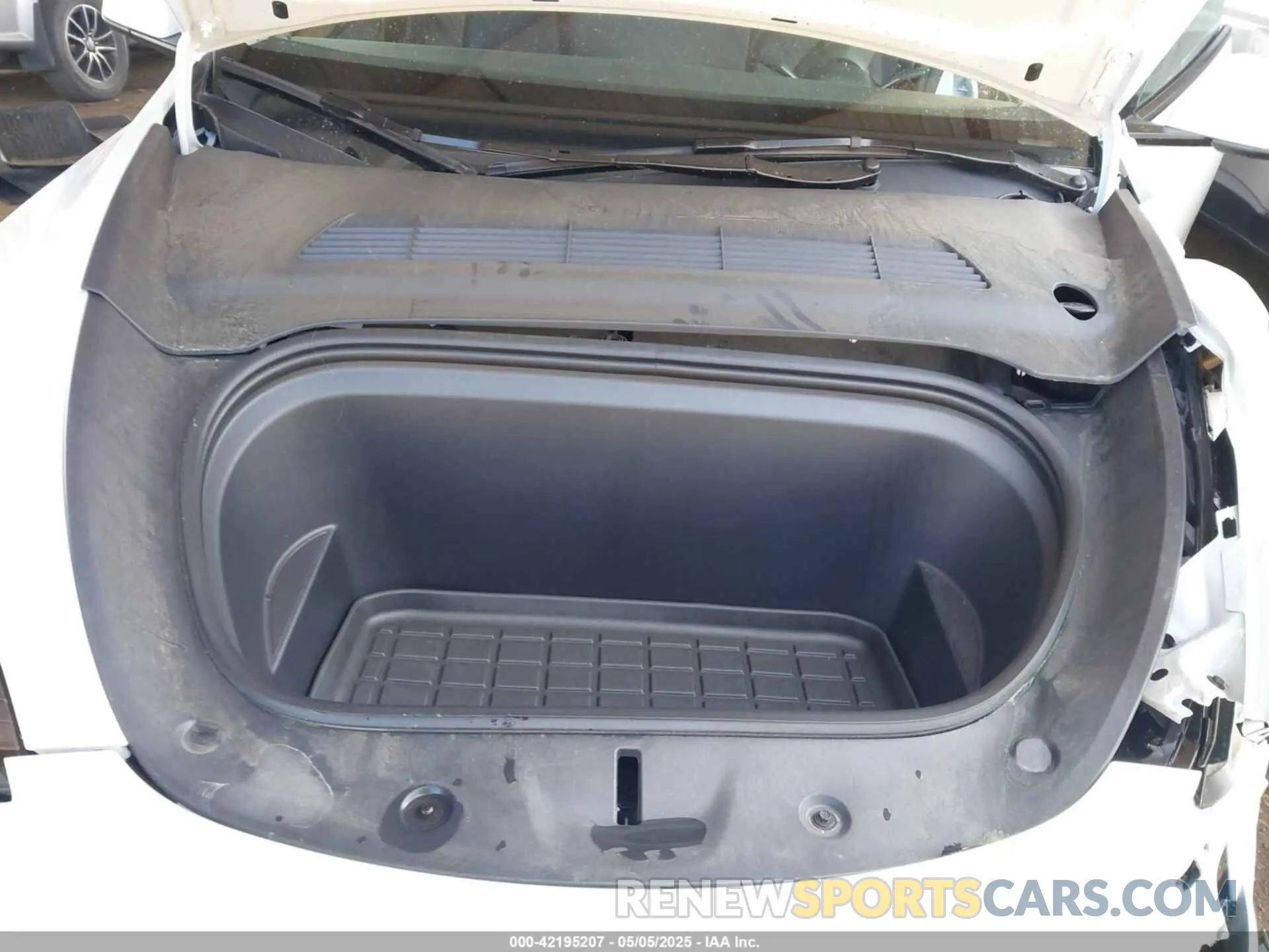 10 Photograph of a damaged car 7SAYGDED6RF056253 TESLA MODEL Y 2024