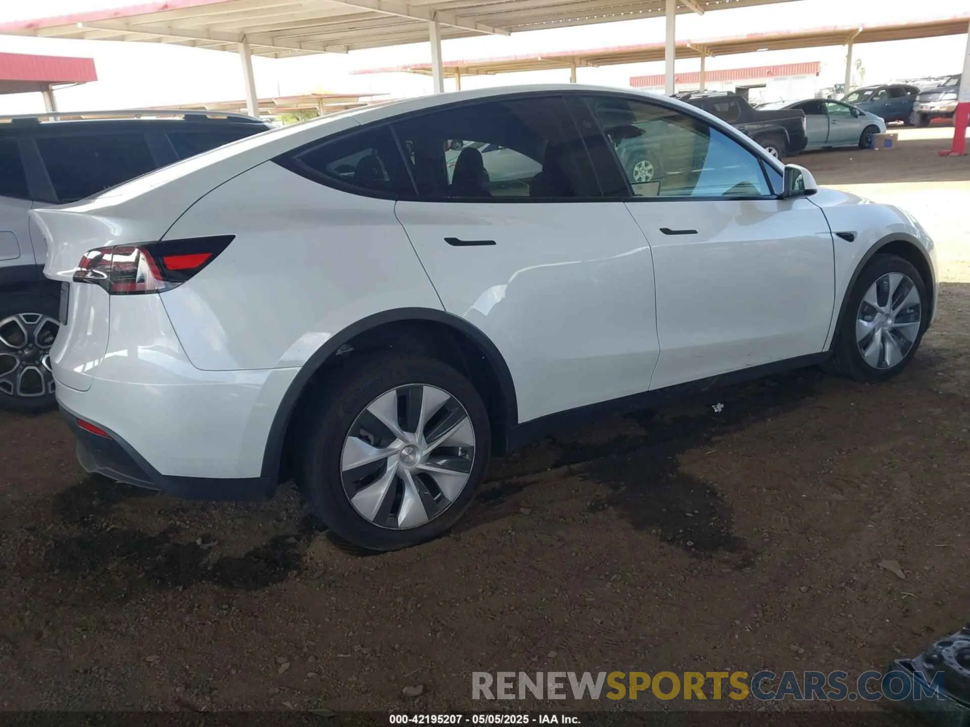 4 Photograph of a damaged car 7SAYGDED6RF056253 TESLA MODEL Y 2024
