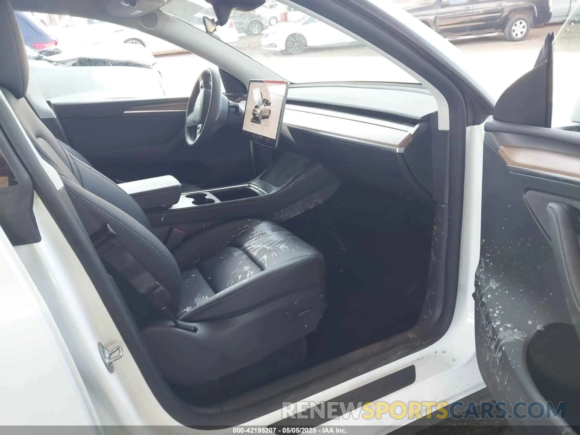 5 Photograph of a damaged car 7SAYGDED6RF056253 TESLA MODEL Y 2024