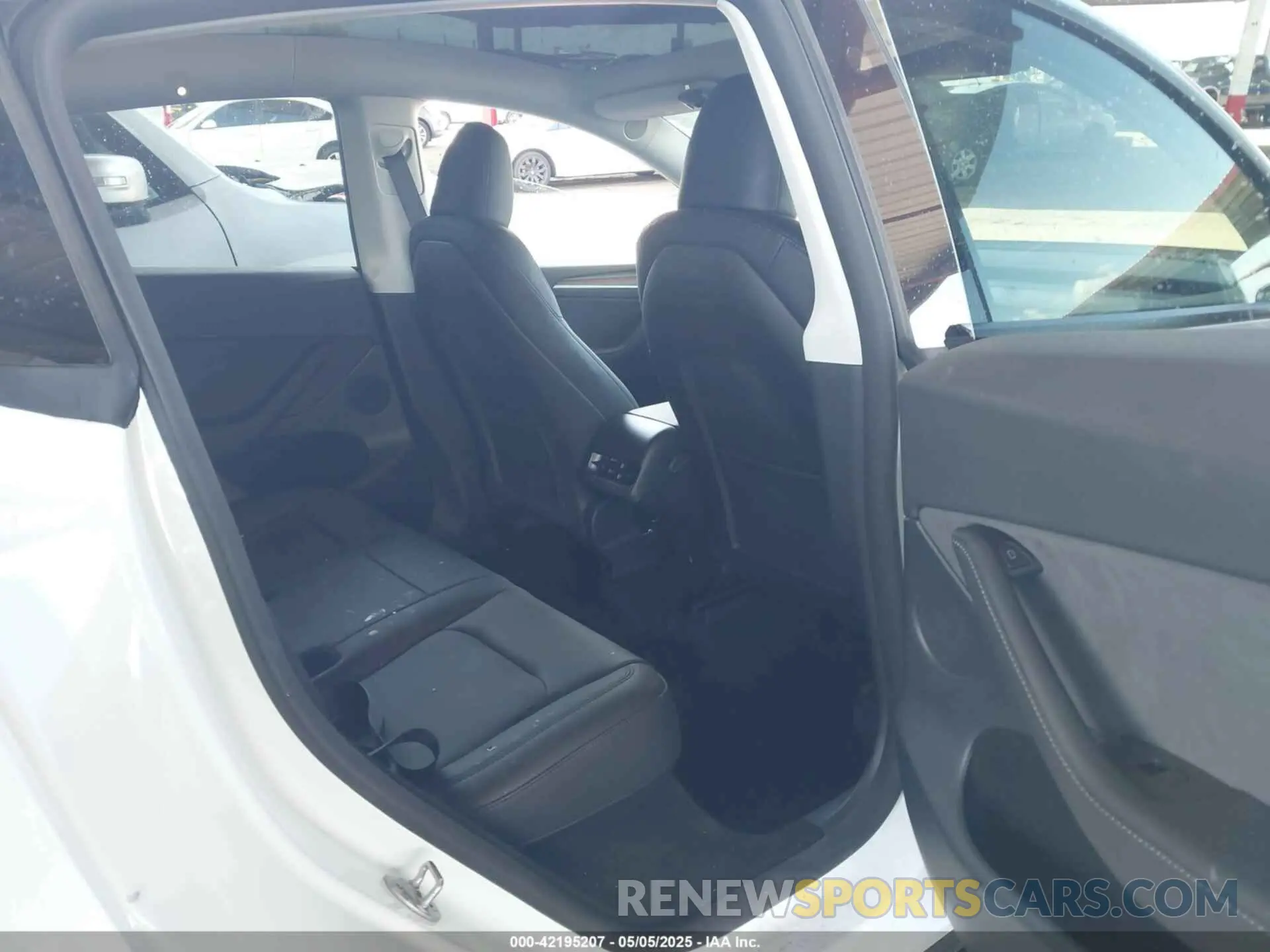 8 Photograph of a damaged car 7SAYGDED6RF056253 TESLA MODEL Y 2024