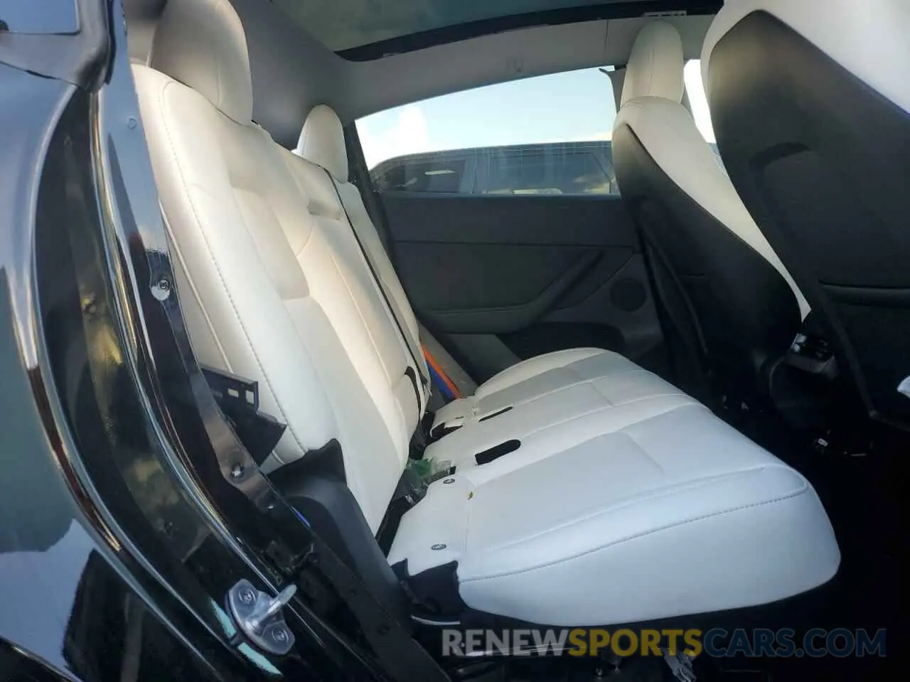 10 Photograph of a damaged car 7SAYGDED6RF127502 TESLA MODEL Y 2024