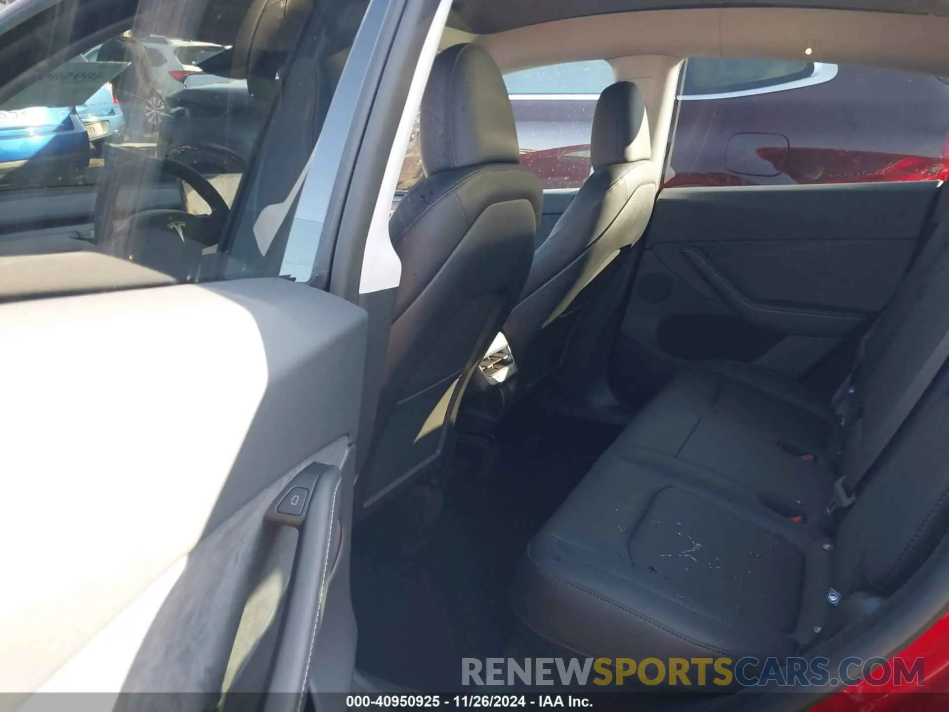 8 Photograph of a damaged car 7SAYGDED7RA310226 TESLA MODEL Y 2024