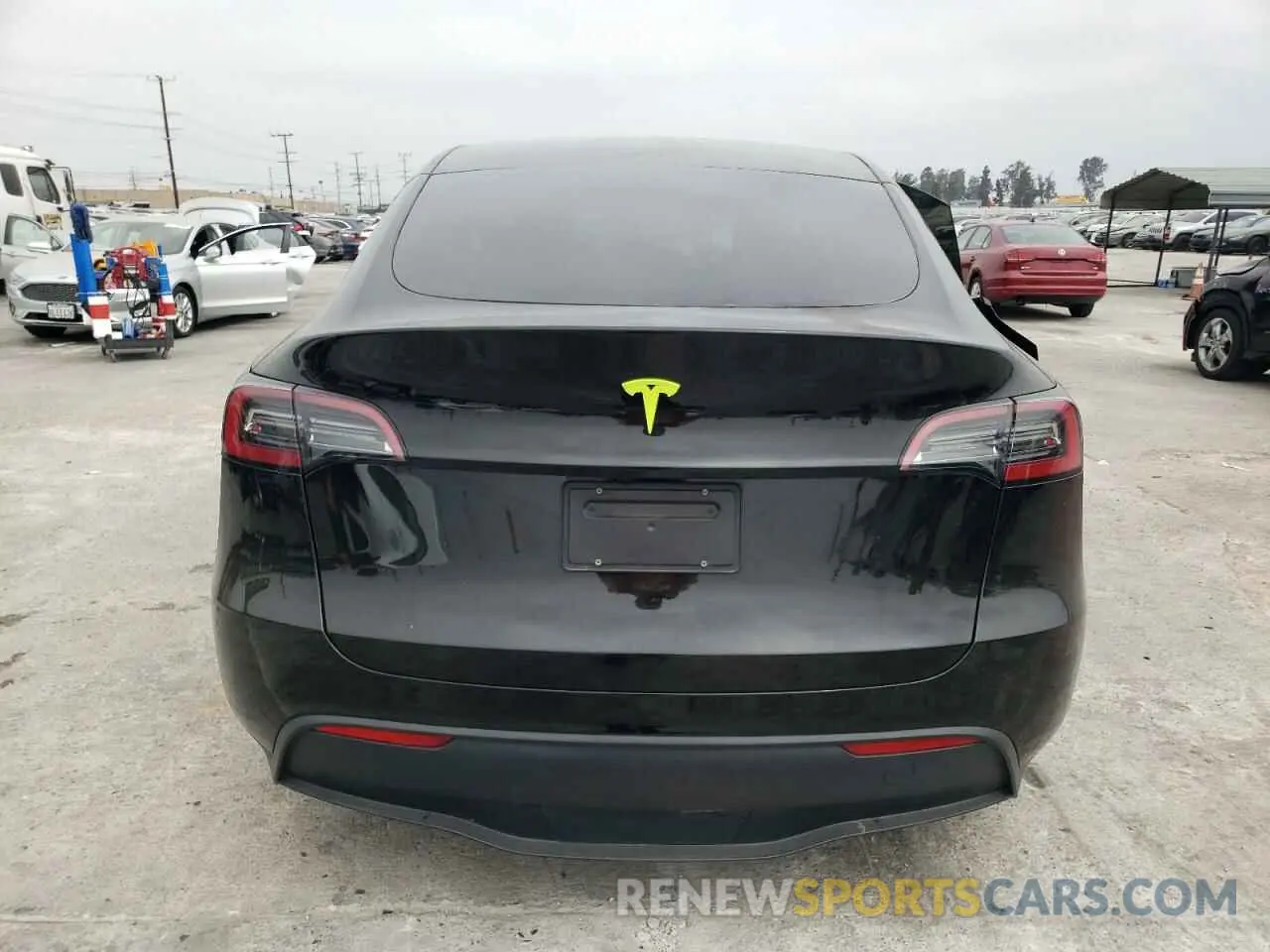 6 Photograph of a damaged car 7SAYGDED7RF039526 TESLA MODEL Y 2024