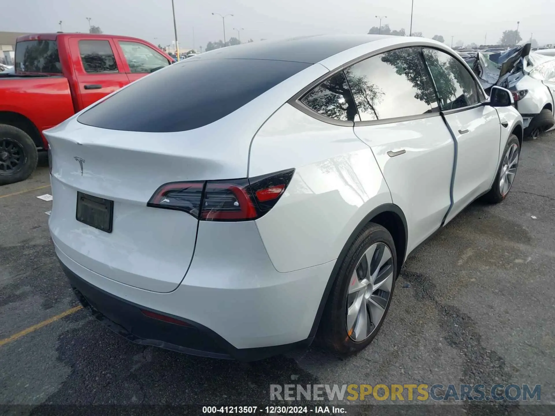 4 Photograph of a damaged car 7SAYGDED7RF055354 TESLA MODEL Y 2024