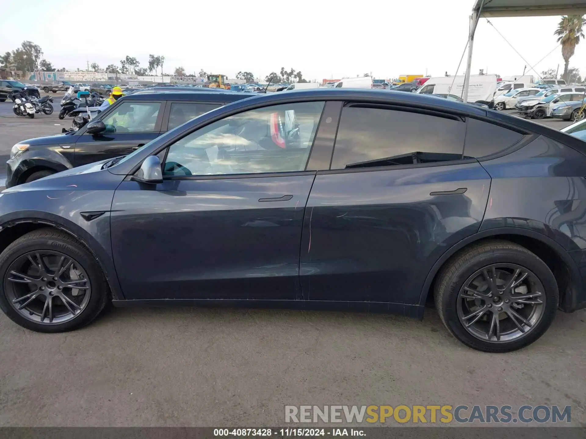15 Photograph of a damaged car 7SAYGDED7RF118548 TESLA MODEL Y 2024