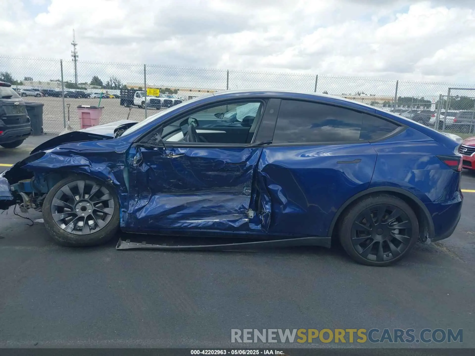 14 Фотография поврежденного автомобиля 7SAYGDED8RF015882 TESLA MODEL Y 2024