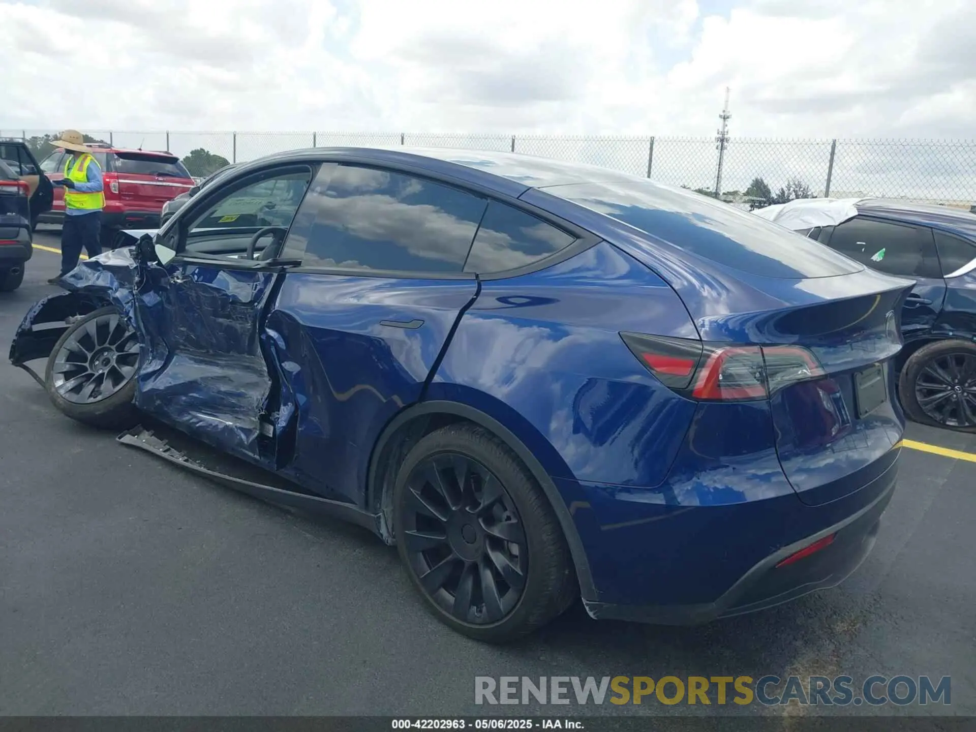 3 Фотография поврежденного автомобиля 7SAYGDED8RF015882 TESLA MODEL Y 2024