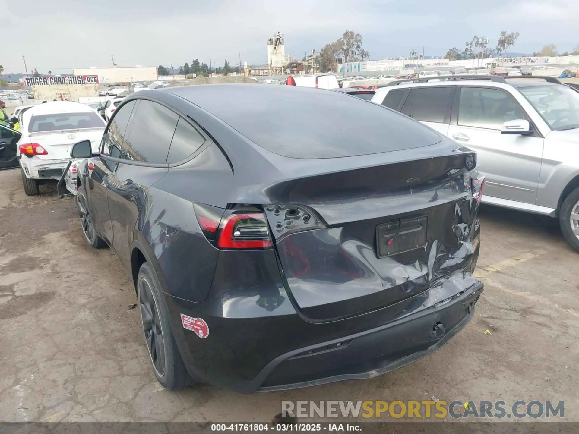 3 Photograph of a damaged car 7SAYGDED8RF116209 TESLA MODEL Y 2024