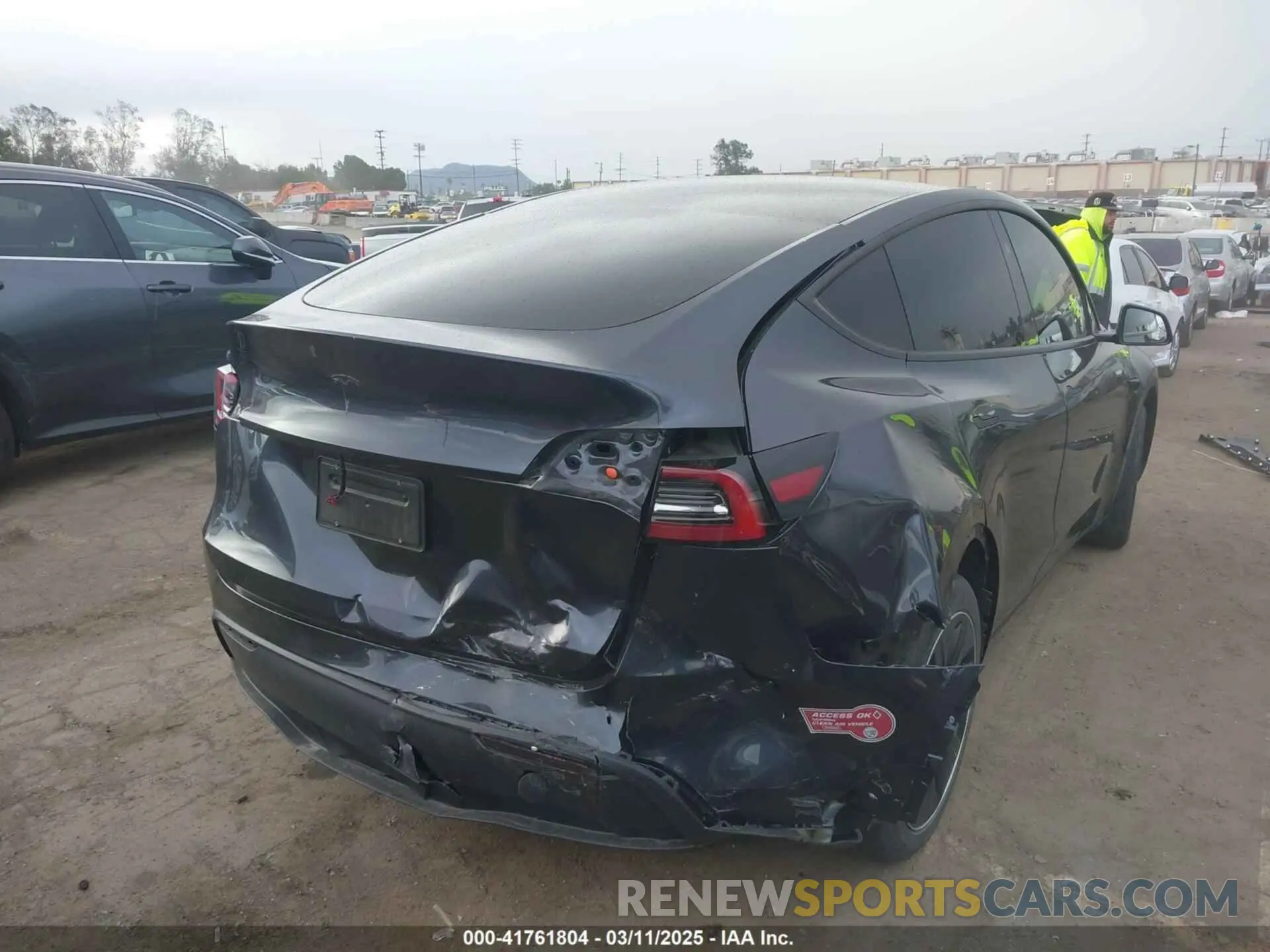 4 Photograph of a damaged car 7SAYGDED8RF116209 TESLA MODEL Y 2024