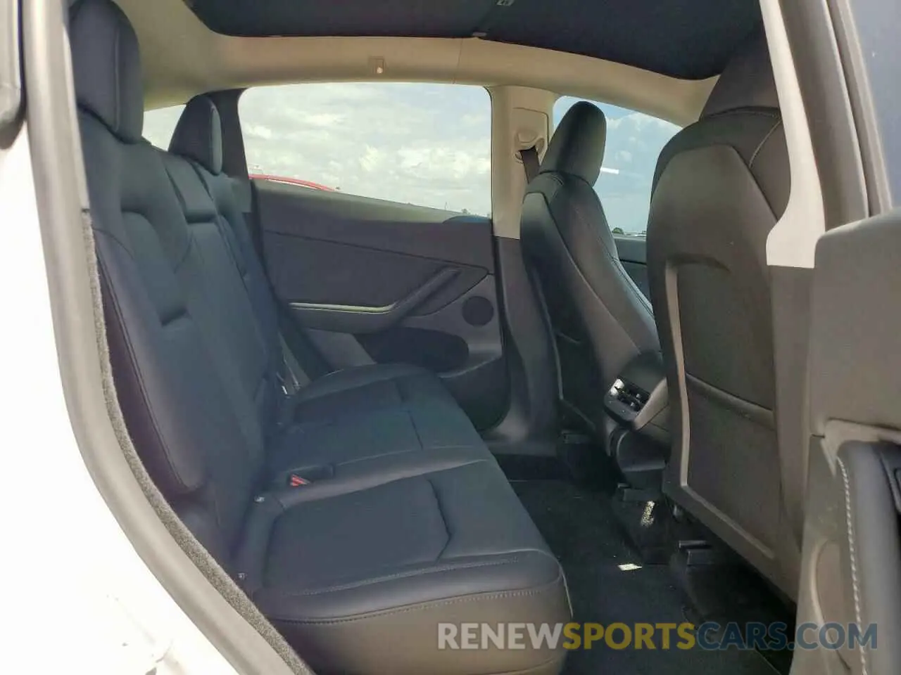 11 Photograph of a damaged car 7SAYGDED9RF044629 TESLA MODEL Y 2024