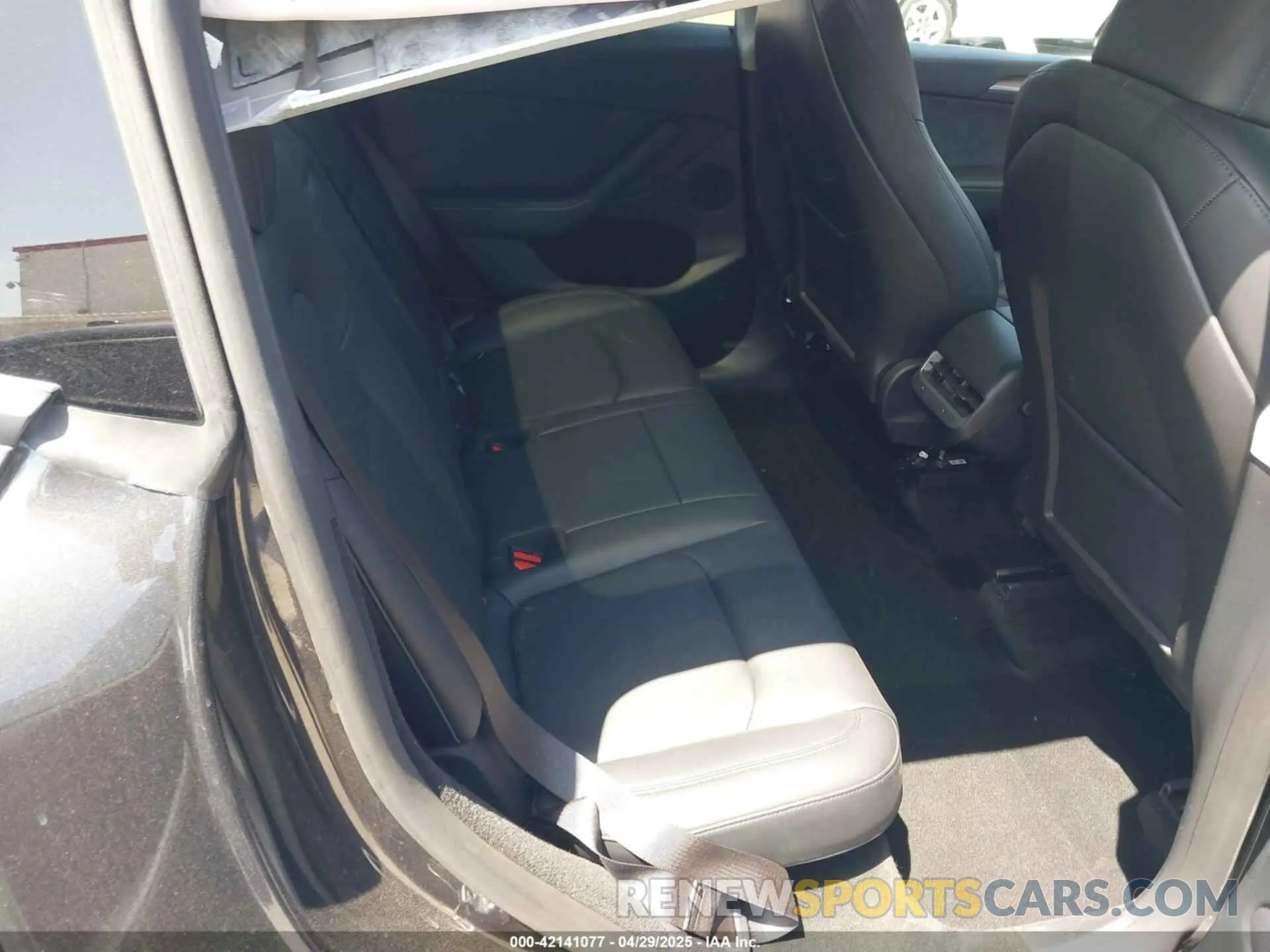 8 Photograph of a damaged car 7SAYGDED9RF053945 TESLA MODEL Y 2024