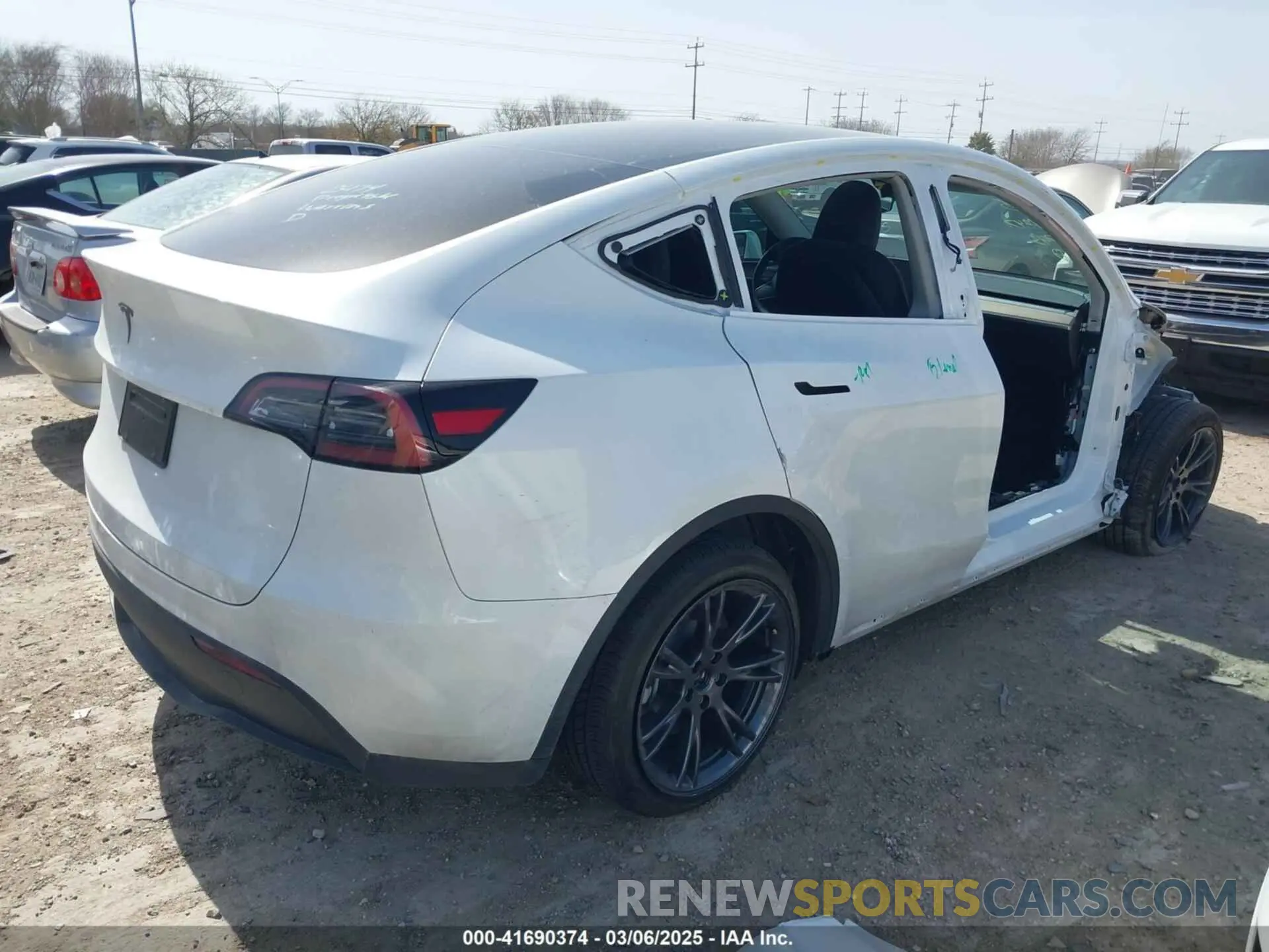 4 Фотография поврежденного автомобиля 7SAYGDEDXRA300743 TESLA MODEL Y 2024