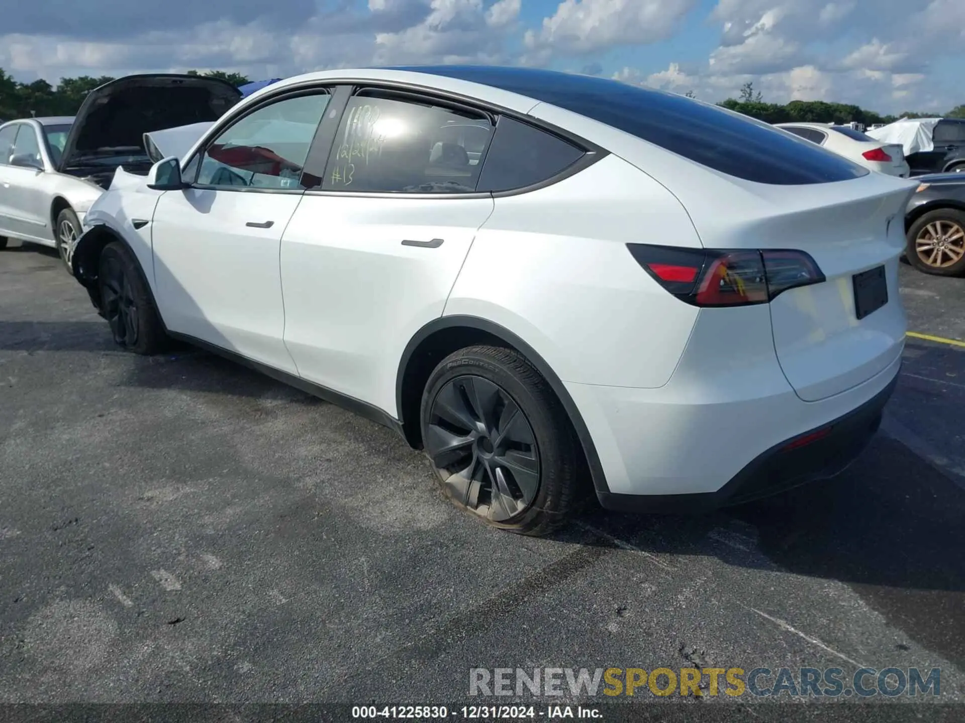 3 Photograph of a damaged car 7SAYGDEDXRA329093 TESLA MODEL Y 2024