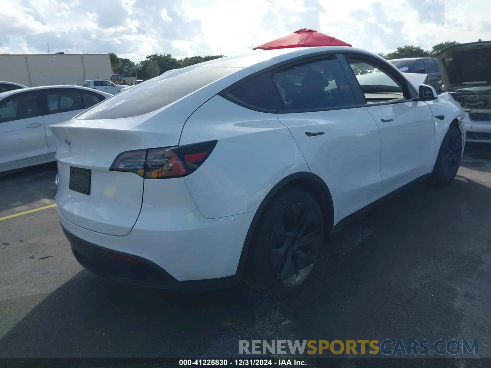 4 Photograph of a damaged car 7SAYGDEDXRA329093 TESLA MODEL Y 2024