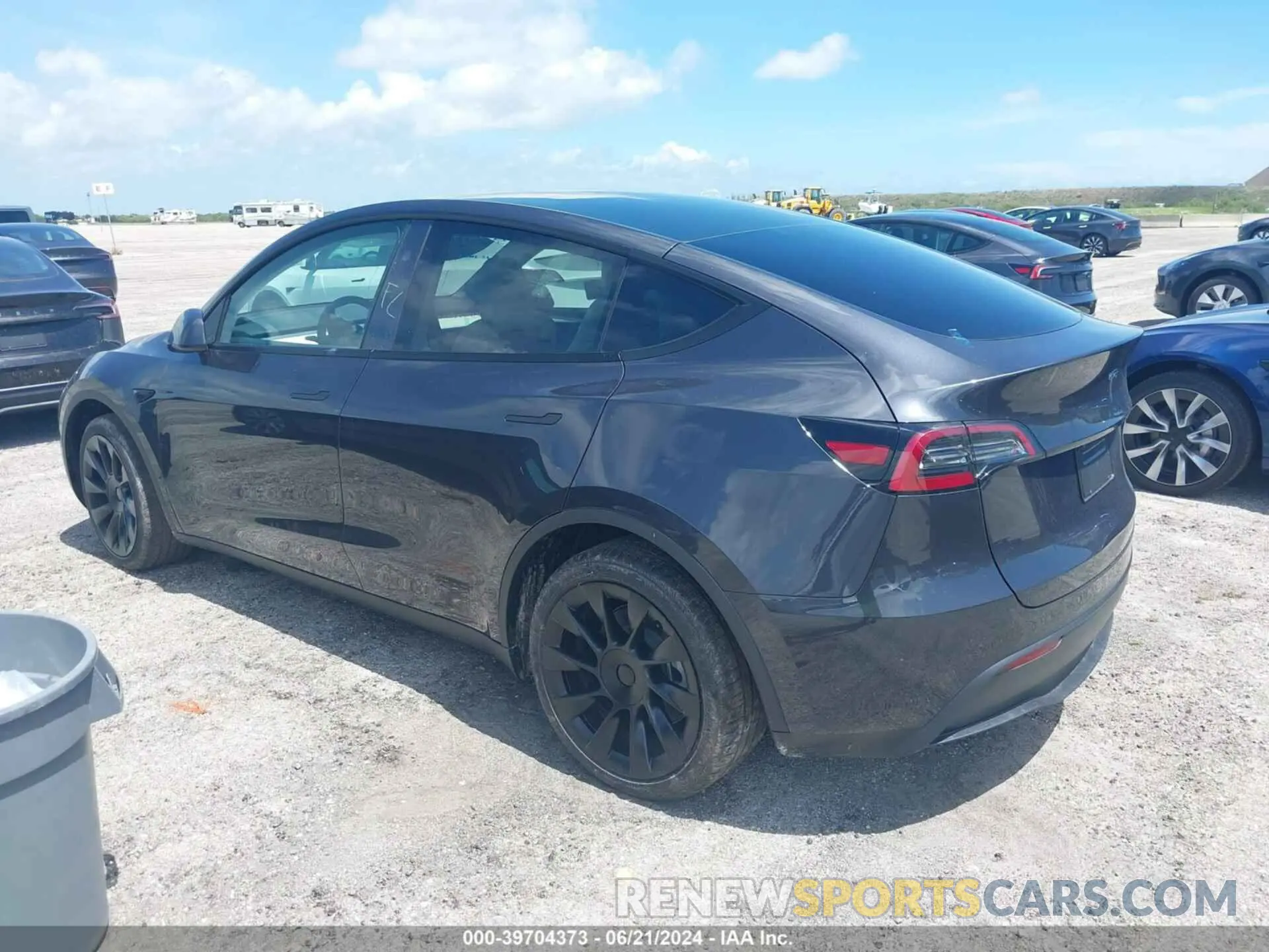 3 Photograph of a damaged car 7SAYGDEDXRF094584 TESLA MODEL Y 2024