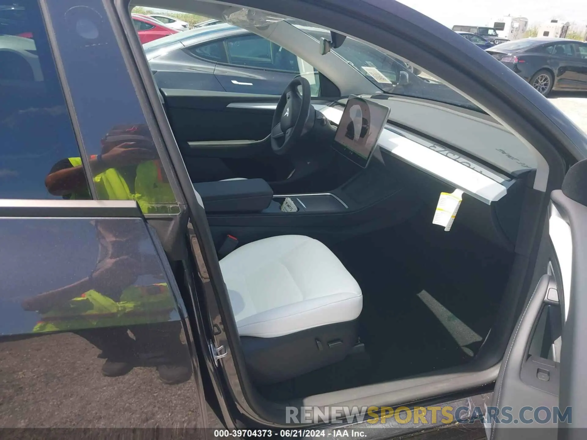 5 Photograph of a damaged car 7SAYGDEDXRF094584 TESLA MODEL Y 2024