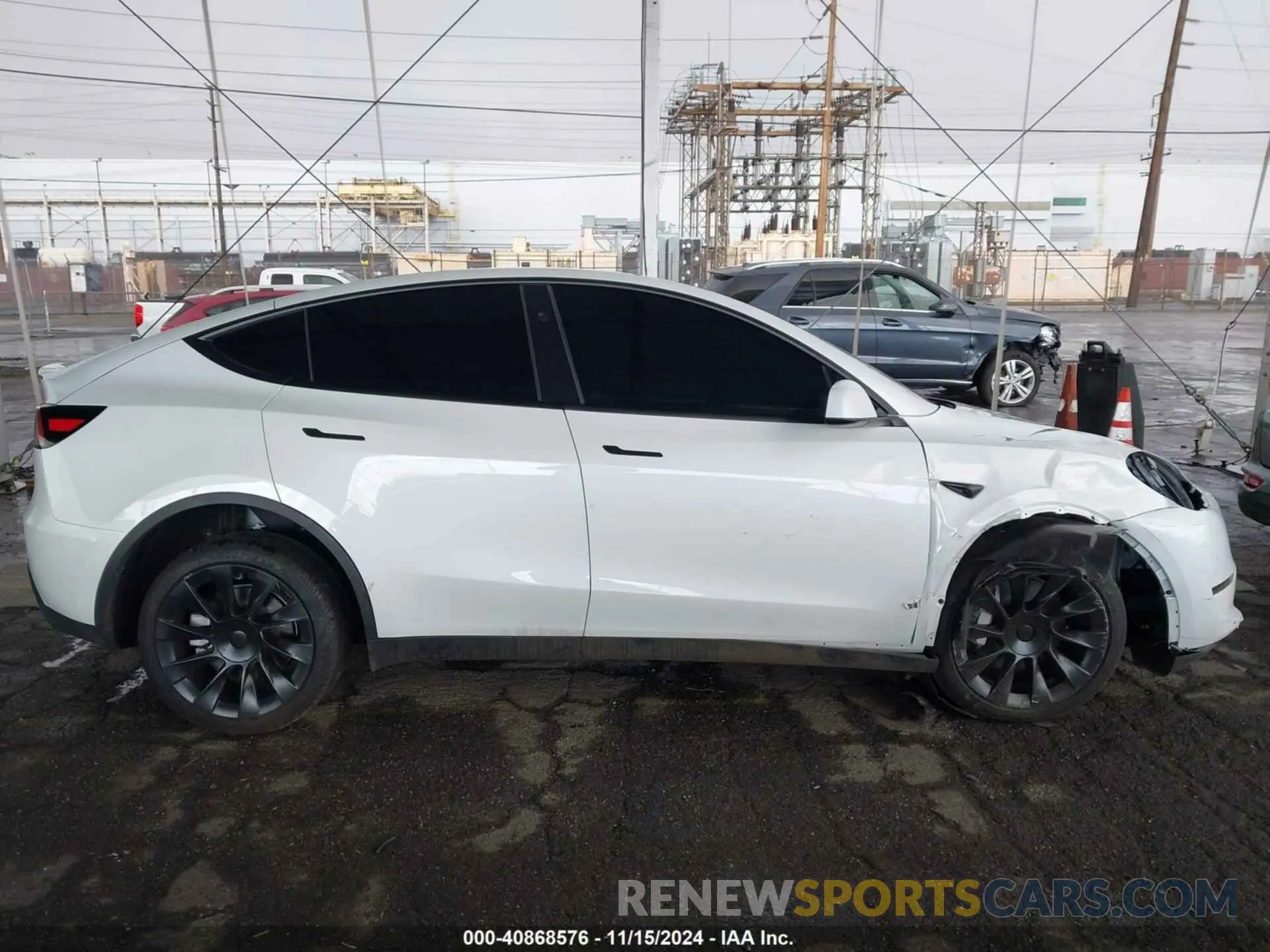 12 Photograph of a damaged car 7SAYGDEDXRF108967 TESLA MODEL Y 2024