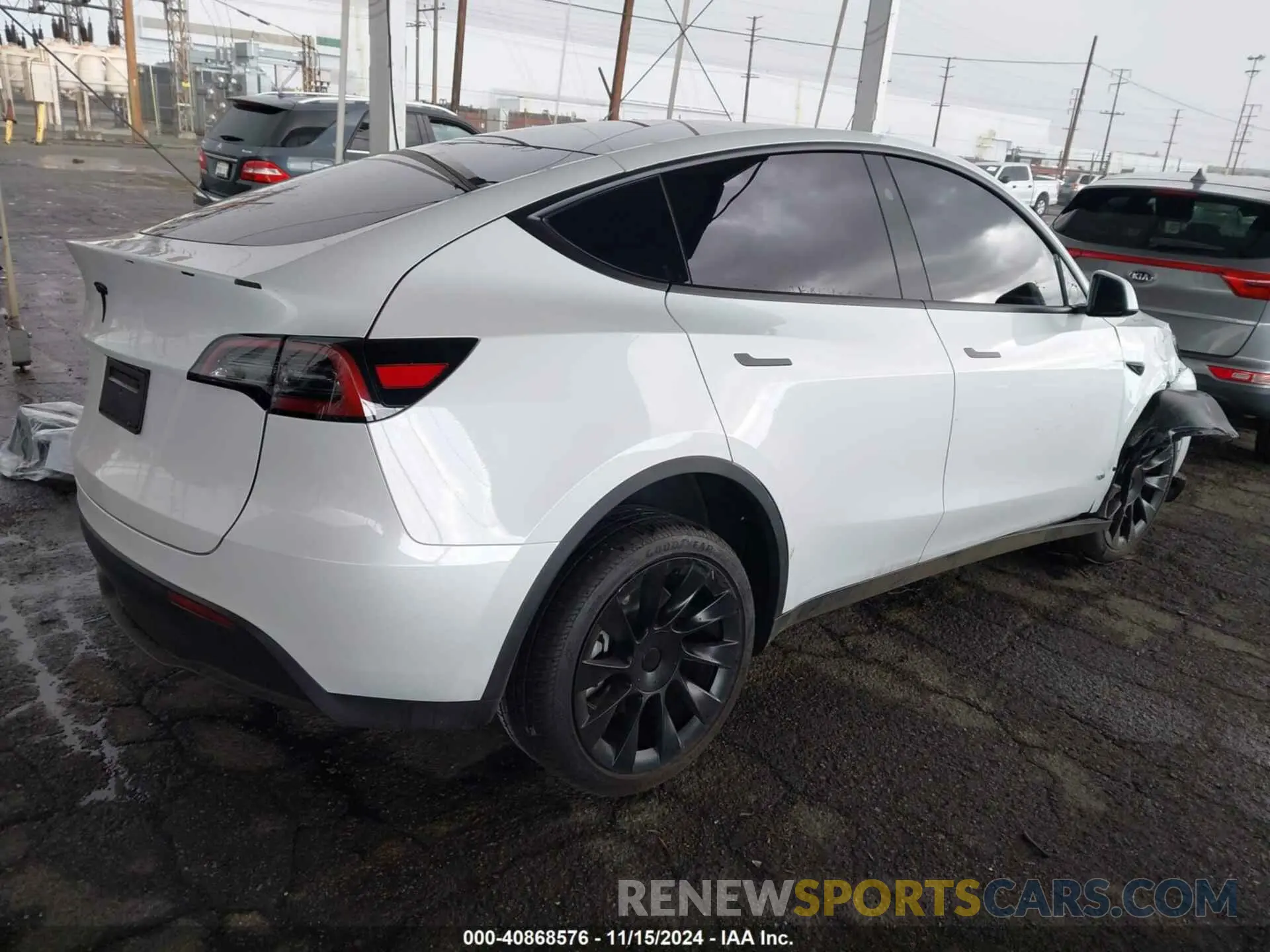 4 Photograph of a damaged car 7SAYGDEDXRF108967 TESLA MODEL Y 2024