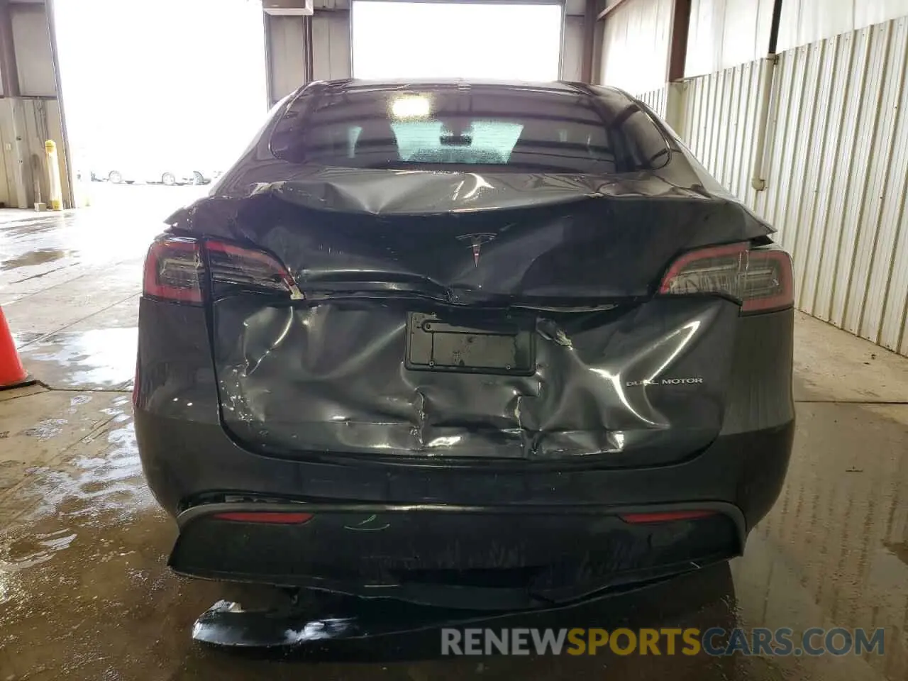 6 Photograph of a damaged car 7SAYGDEE0RA260598 TESLA MODEL Y 2024