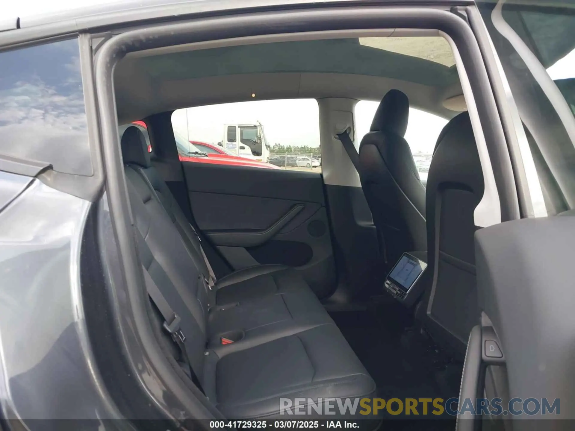 8 Фотография поврежденного автомобиля 7SAYGDEE0RA261489 TESLA MODEL Y 2024