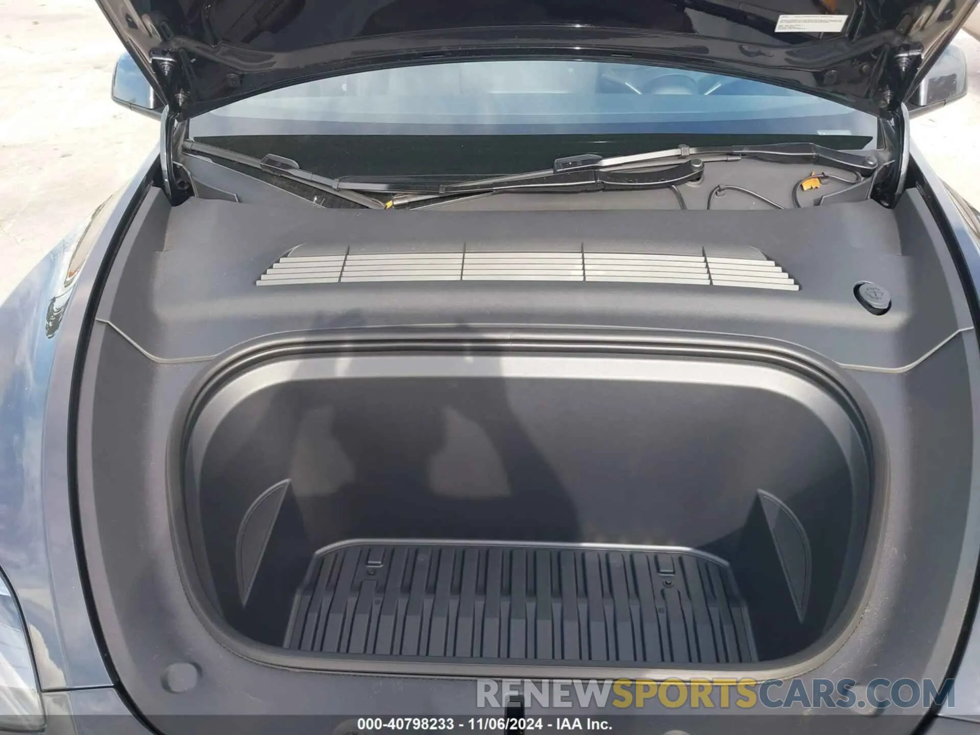 10 Photograph of a damaged car 7SAYGDEE0RA309055 TESLA MODEL Y 2024