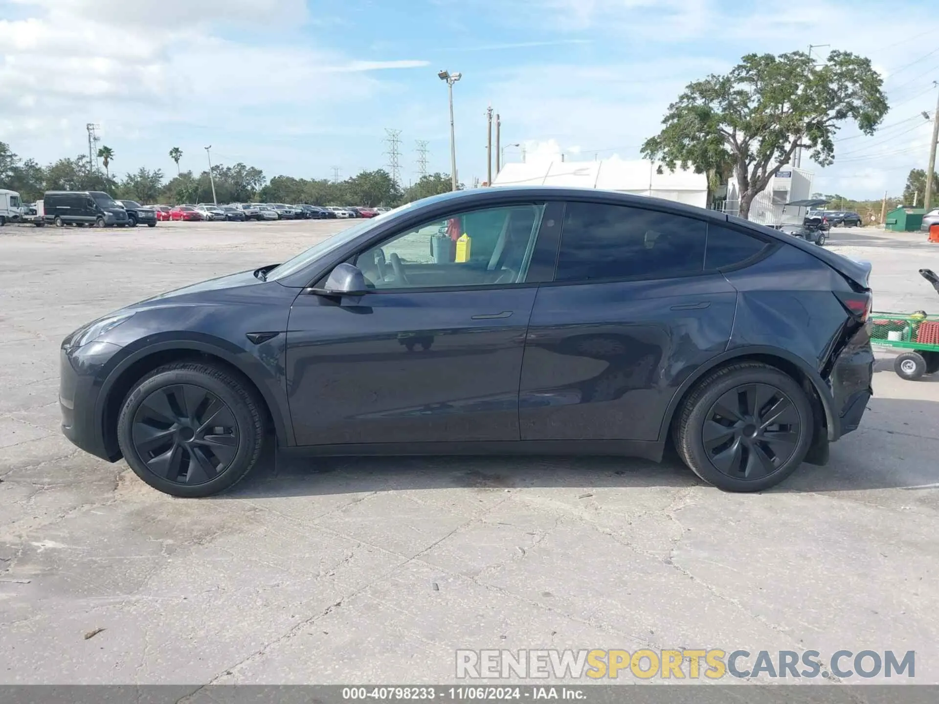 14 Photograph of a damaged car 7SAYGDEE0RA309055 TESLA MODEL Y 2024