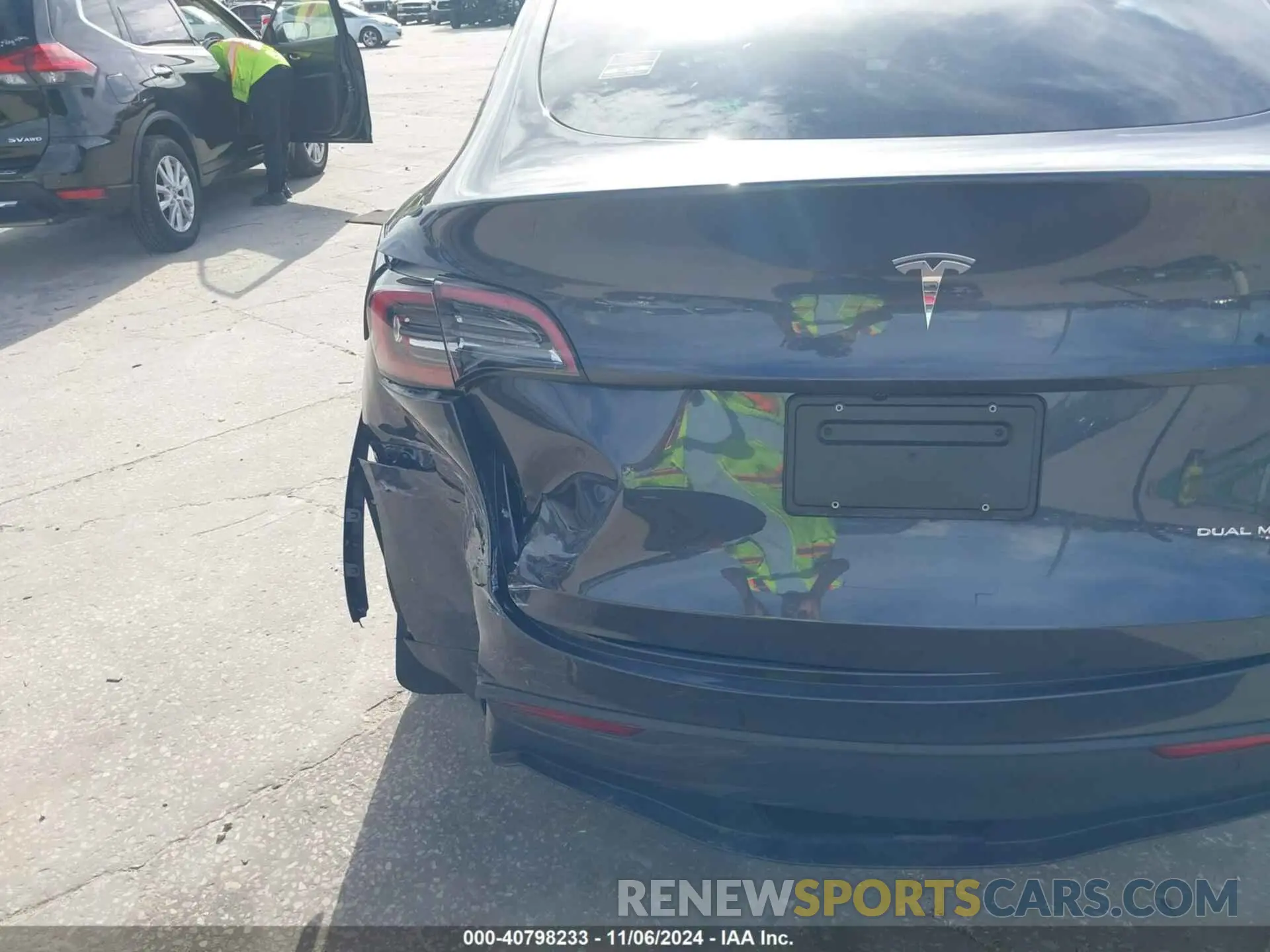 19 Photograph of a damaged car 7SAYGDEE0RA309055 TESLA MODEL Y 2024