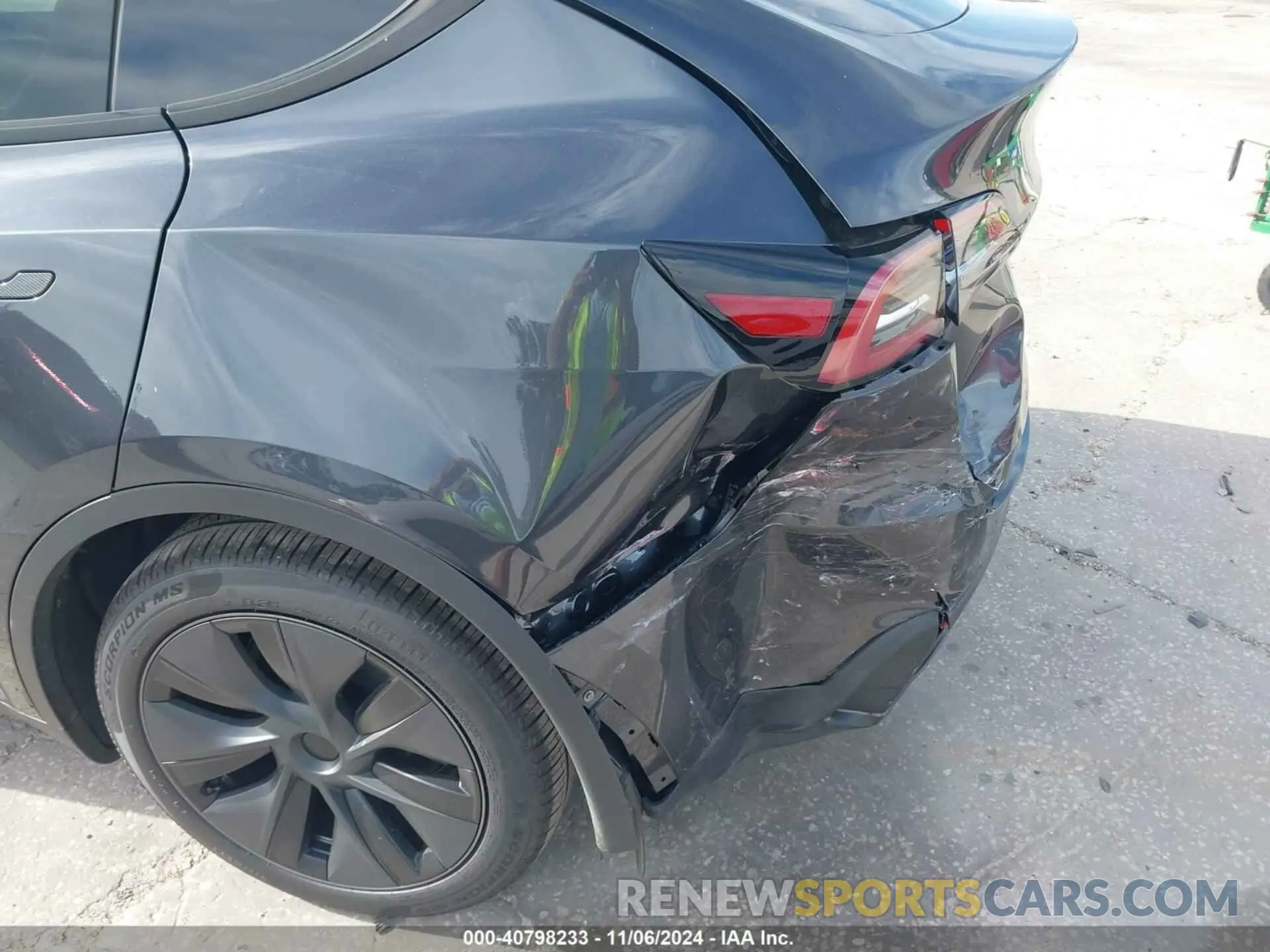 21 Photograph of a damaged car 7SAYGDEE0RA309055 TESLA MODEL Y 2024