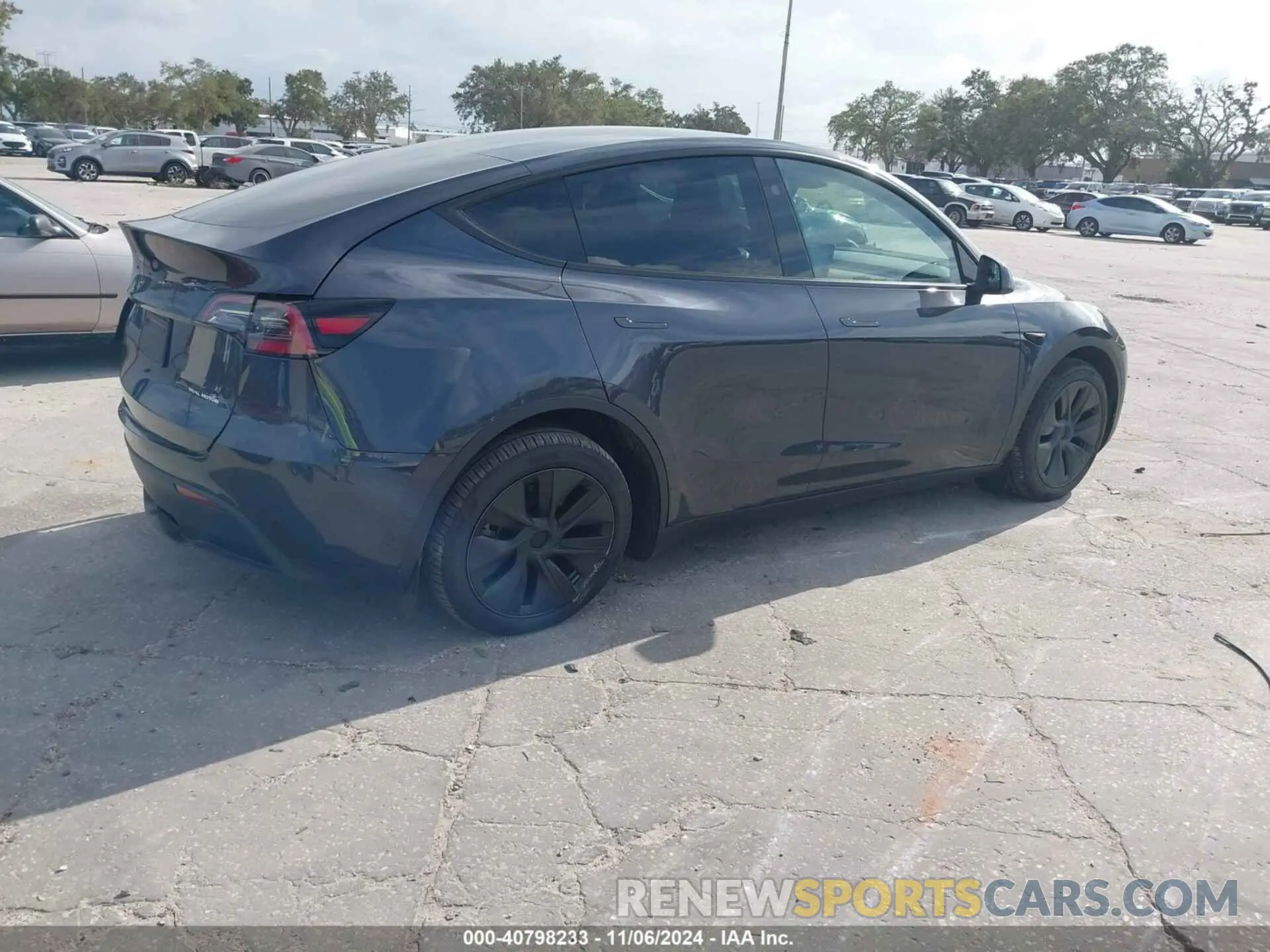4 Photograph of a damaged car 7SAYGDEE0RA309055 TESLA MODEL Y 2024