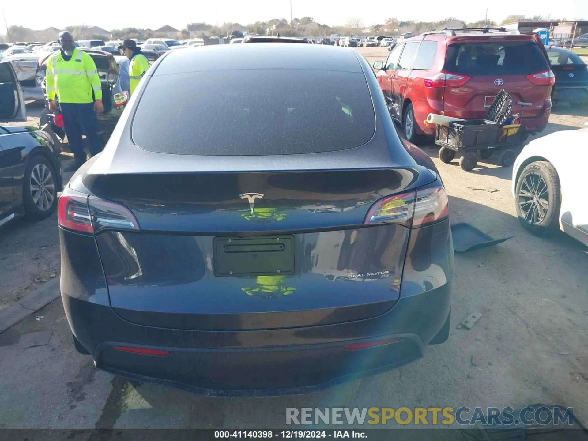 16 Photograph of a damaged car 7SAYGDEE0RA310092 TESLA MODEL Y 2024