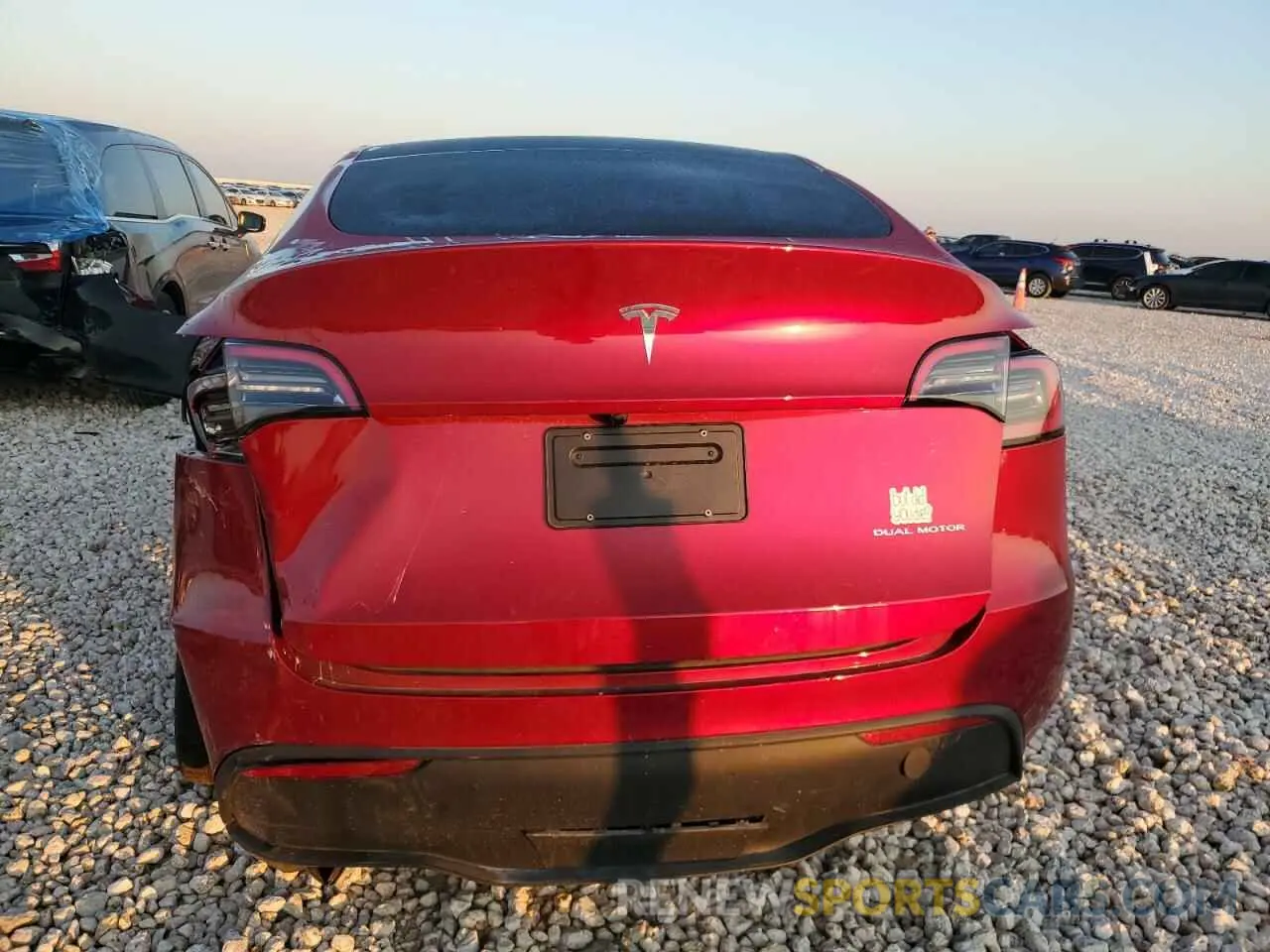 6 Photograph of a damaged car 7SAYGDEE1RA250727 TESLA MODEL Y 2024