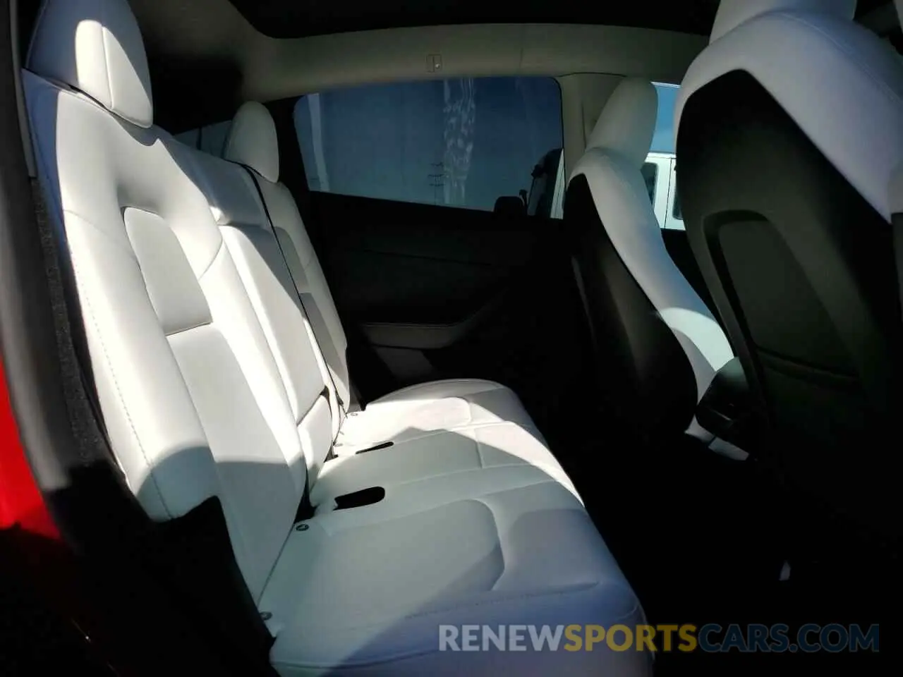 10 Photograph of a damaged car 7SAYGDEE1RA286725 TESLA MODEL Y 2024