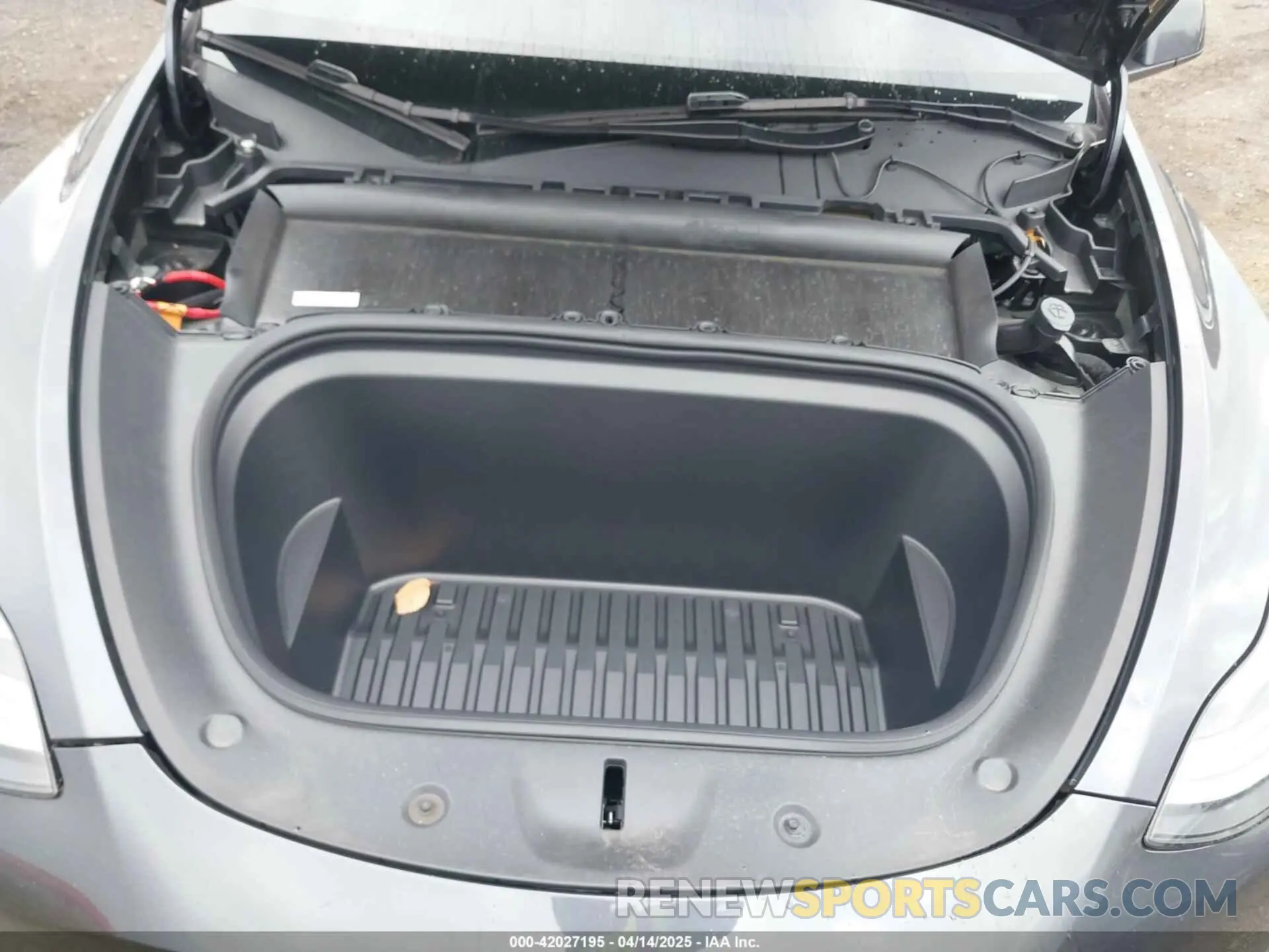 10 Photograph of a damaged car 7SAYGDEE1RA323921 TESLA MODEL Y 2024