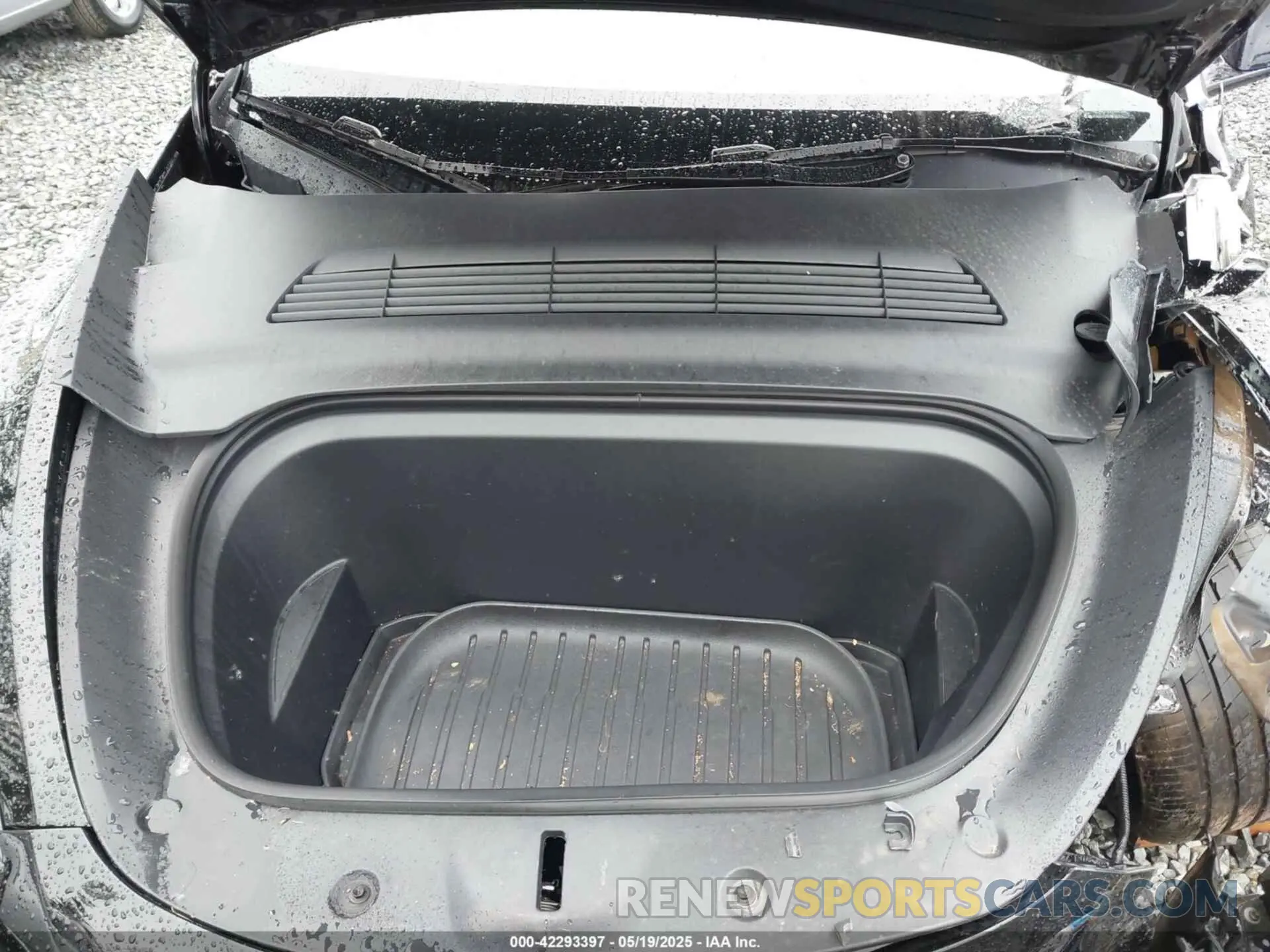 10 Photograph of a damaged car 7SAYGDEE1RF033066 TESLA MODEL Y 2024