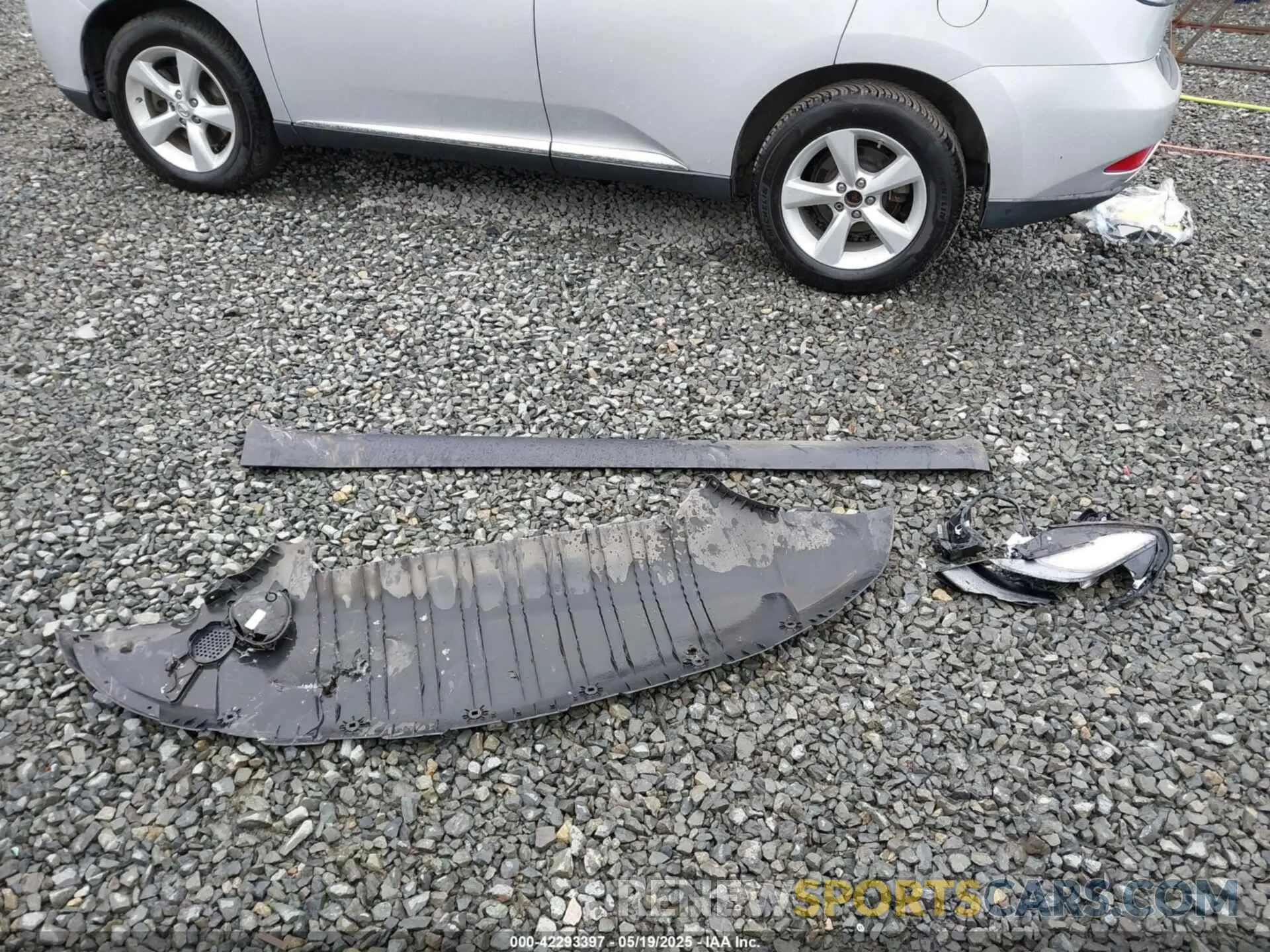 11 Photograph of a damaged car 7SAYGDEE1RF033066 TESLA MODEL Y 2024