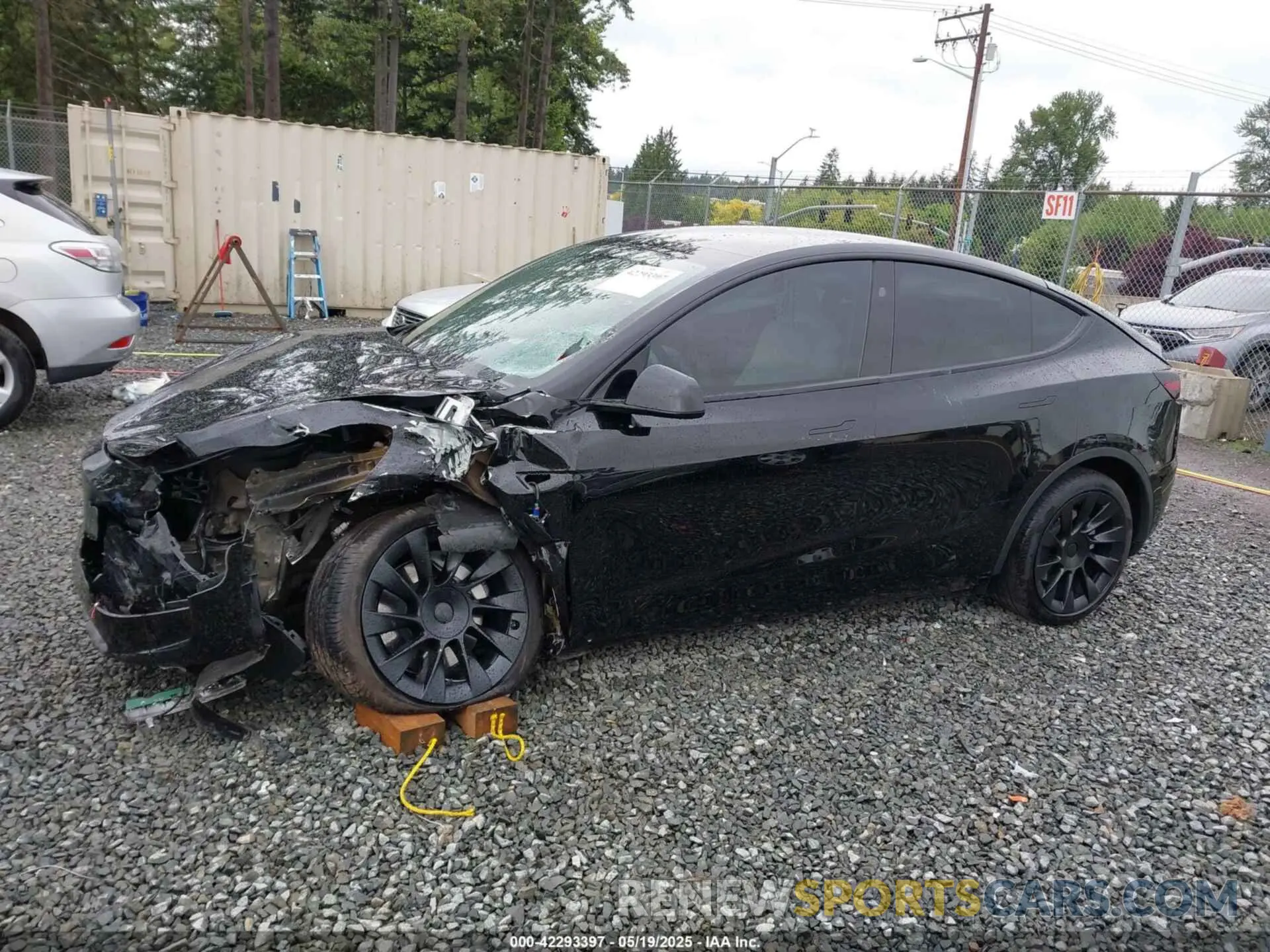 14 Photograph of a damaged car 7SAYGDEE1RF033066 TESLA MODEL Y 2024
