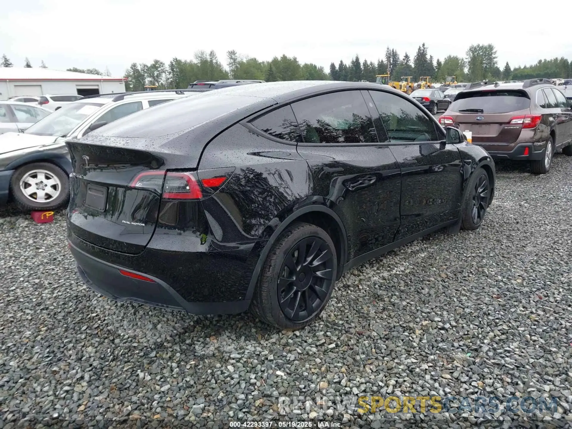 4 Photograph of a damaged car 7SAYGDEE1RF033066 TESLA MODEL Y 2024