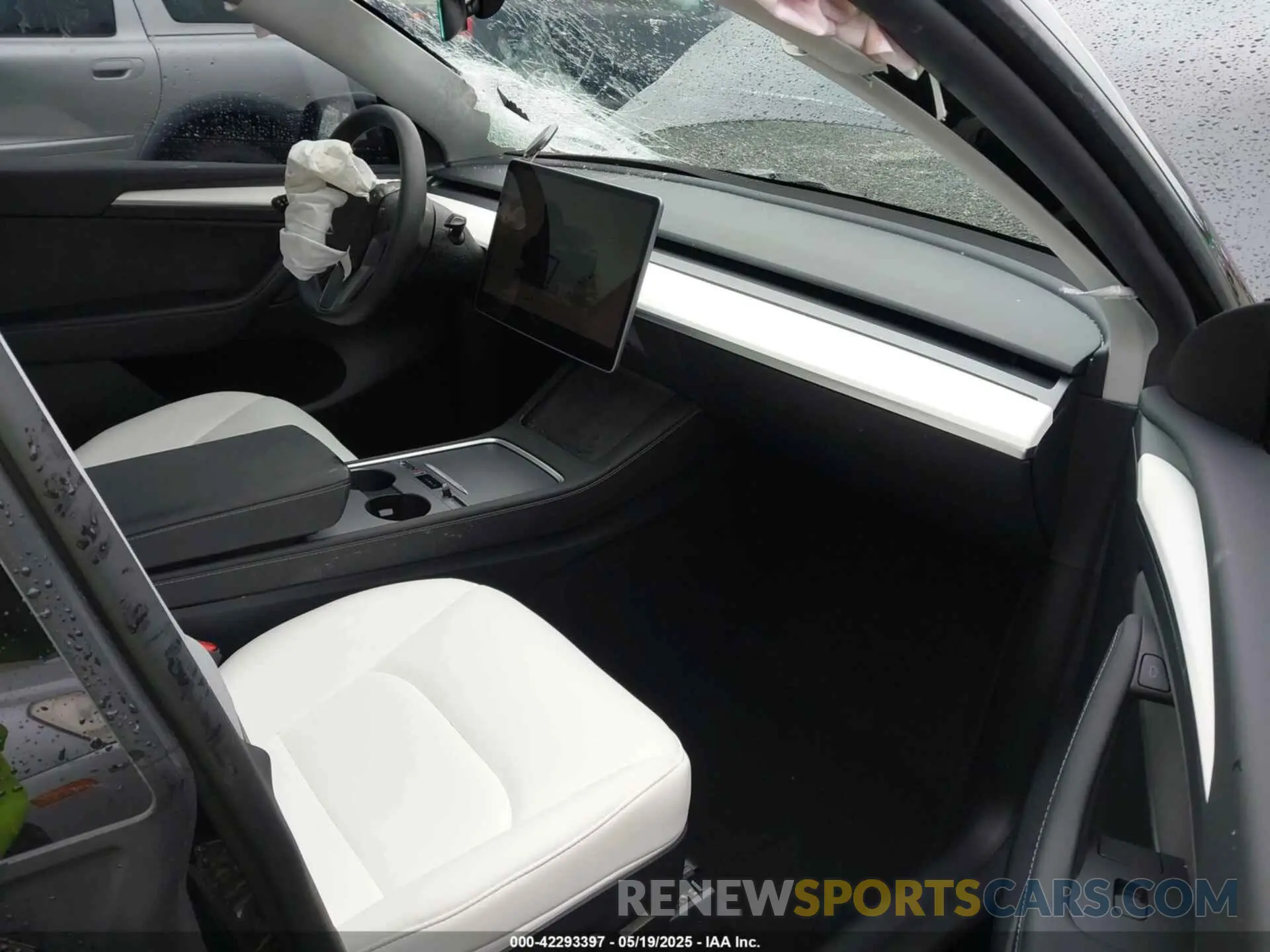 5 Photograph of a damaged car 7SAYGDEE1RF033066 TESLA MODEL Y 2024