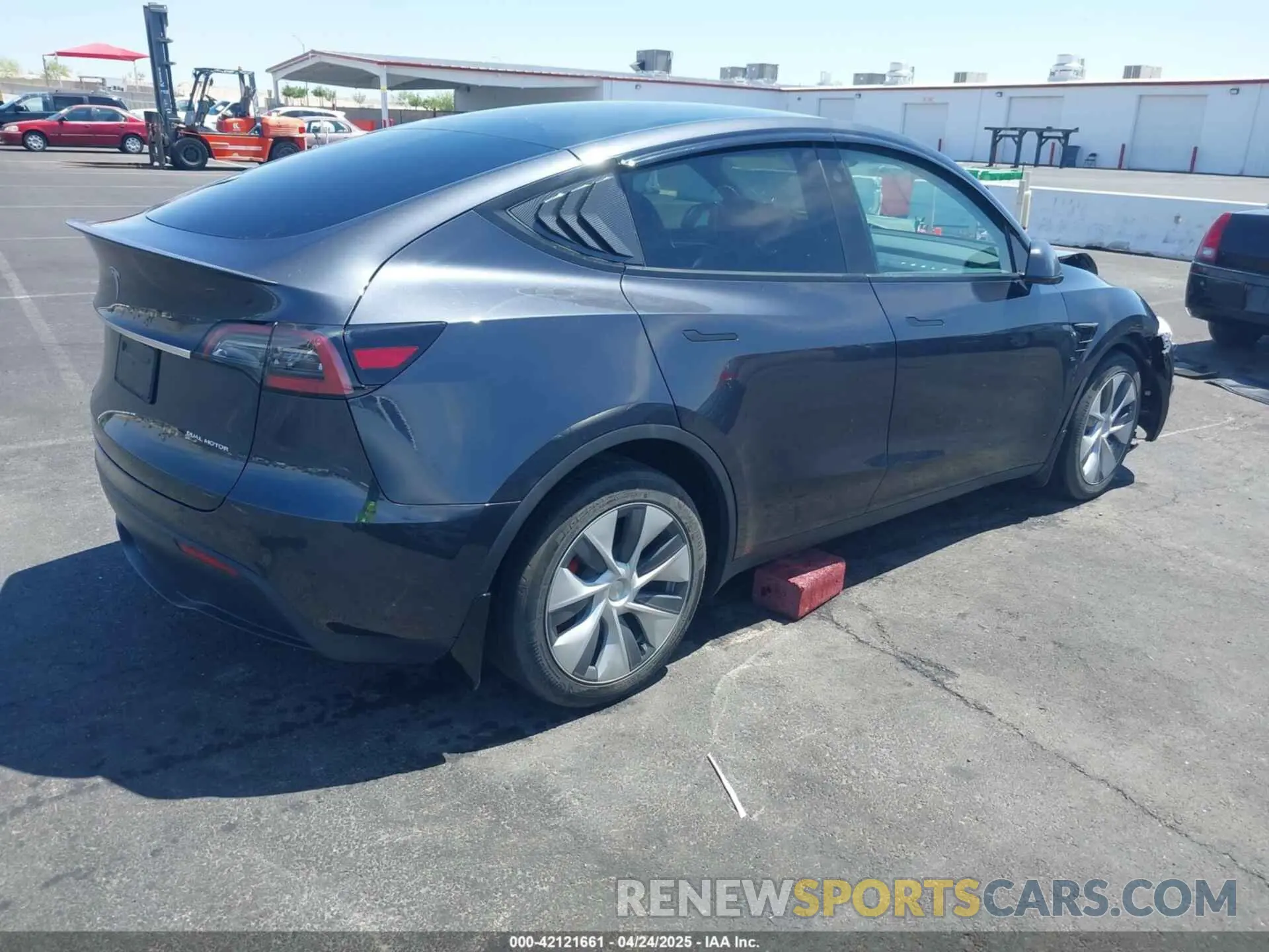 4 Photograph of a damaged car 7SAYGDEE1RF067024 TESLA MODEL Y 2024