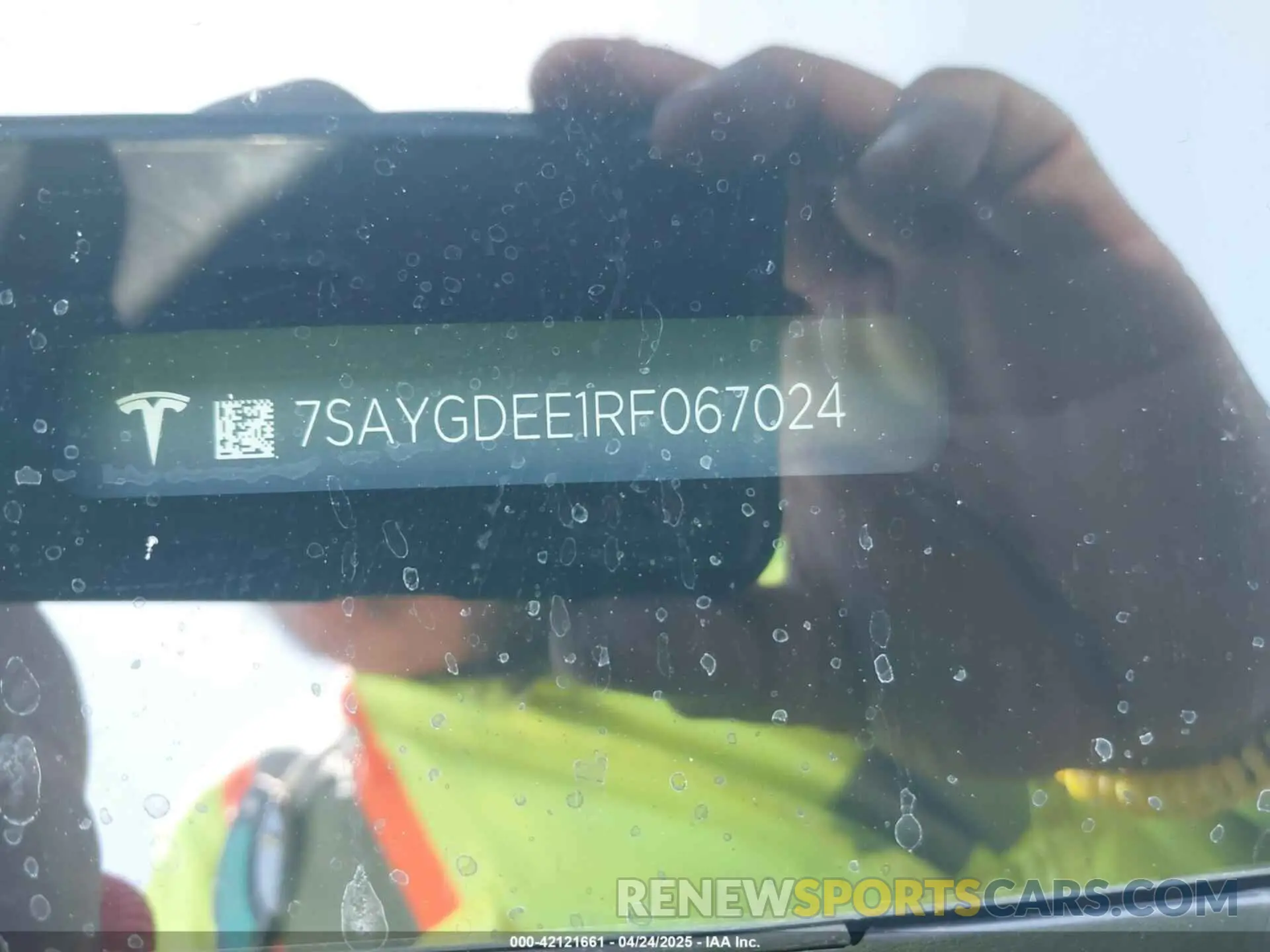 9 Photograph of a damaged car 7SAYGDEE1RF067024 TESLA MODEL Y 2024