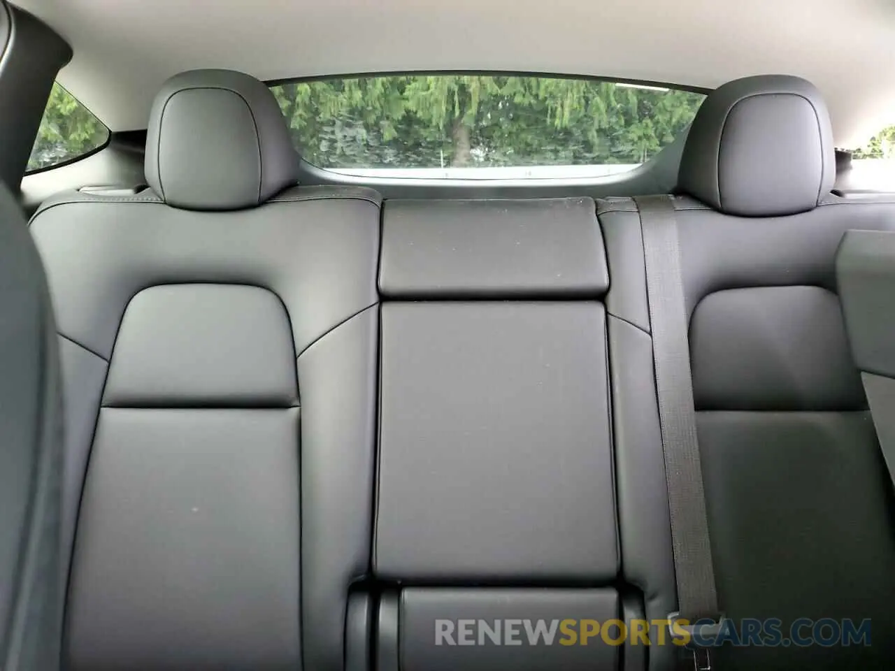 10 Photograph of a damaged car 7SAYGDEE1RF083241 TESLA MODEL Y 2024