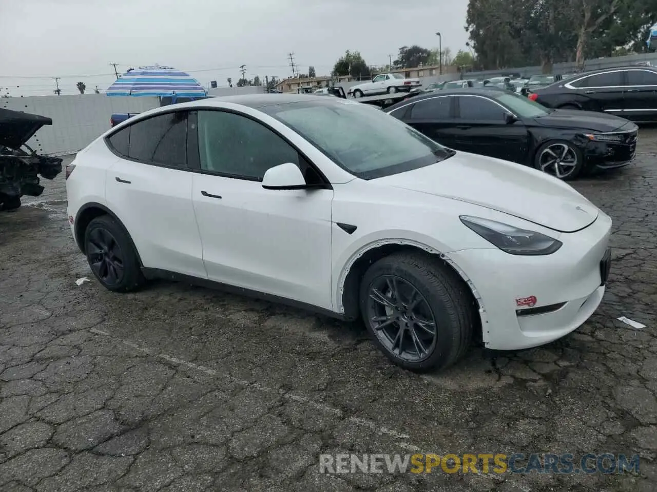 4 Photograph of a damaged car 7SAYGDEE1RF124192 TESLA MODEL Y 2024