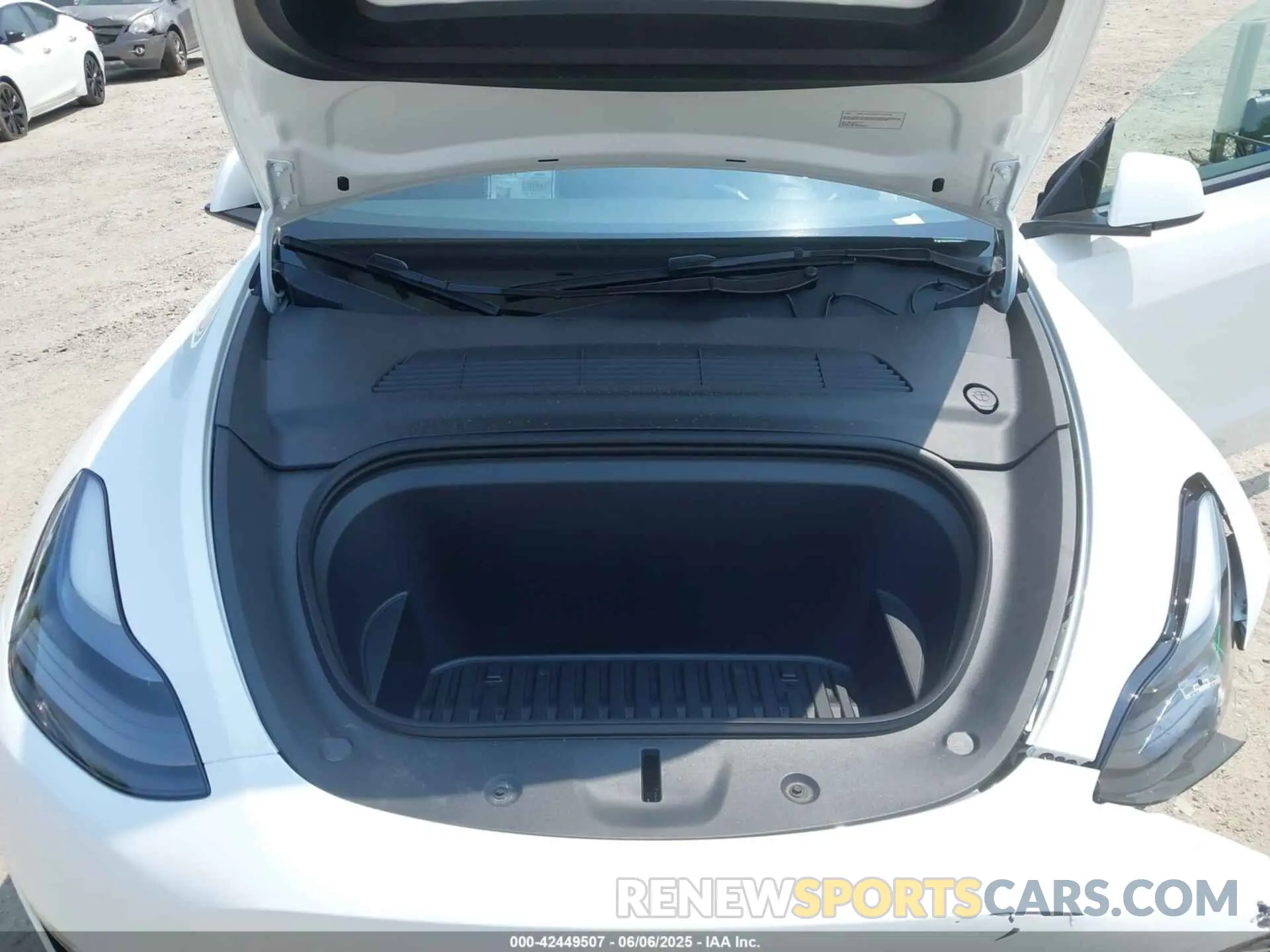 10 Photograph of a damaged car 7SAYGDEE1RF185655 TESLA MODEL Y 2024