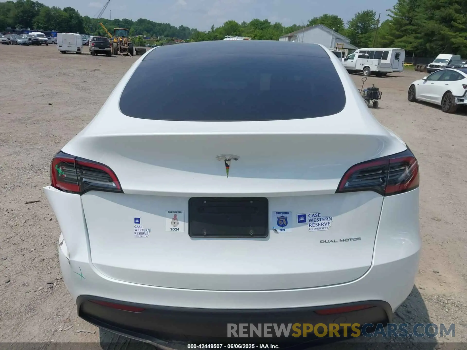 16 Photograph of a damaged car 7SAYGDEE1RF185655 TESLA MODEL Y 2024