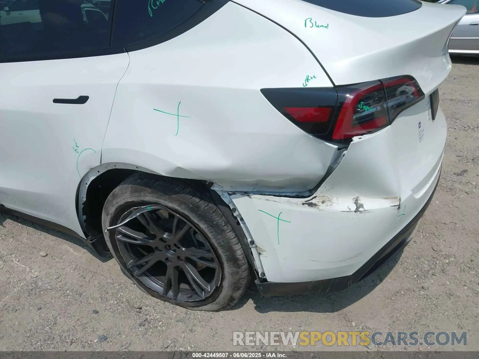 19 Photograph of a damaged car 7SAYGDEE1RF185655 TESLA MODEL Y 2024
